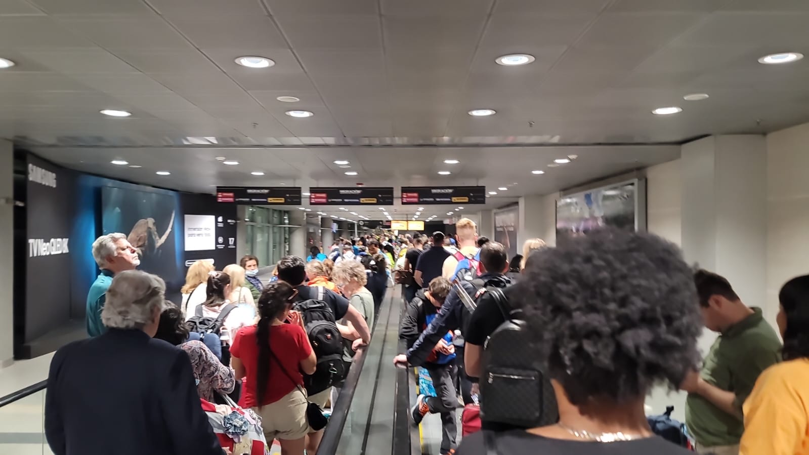 Continúan las enormes filas en Migración del aeropuerto El Dorado