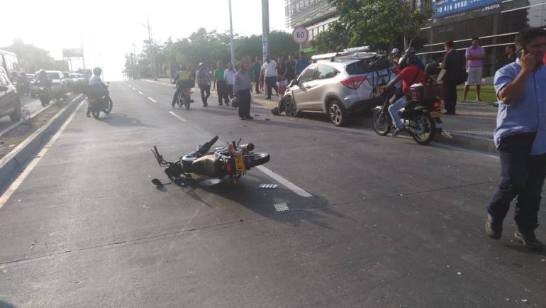 Después de colisionar con motocicleta vehículo embiste a transeúnte