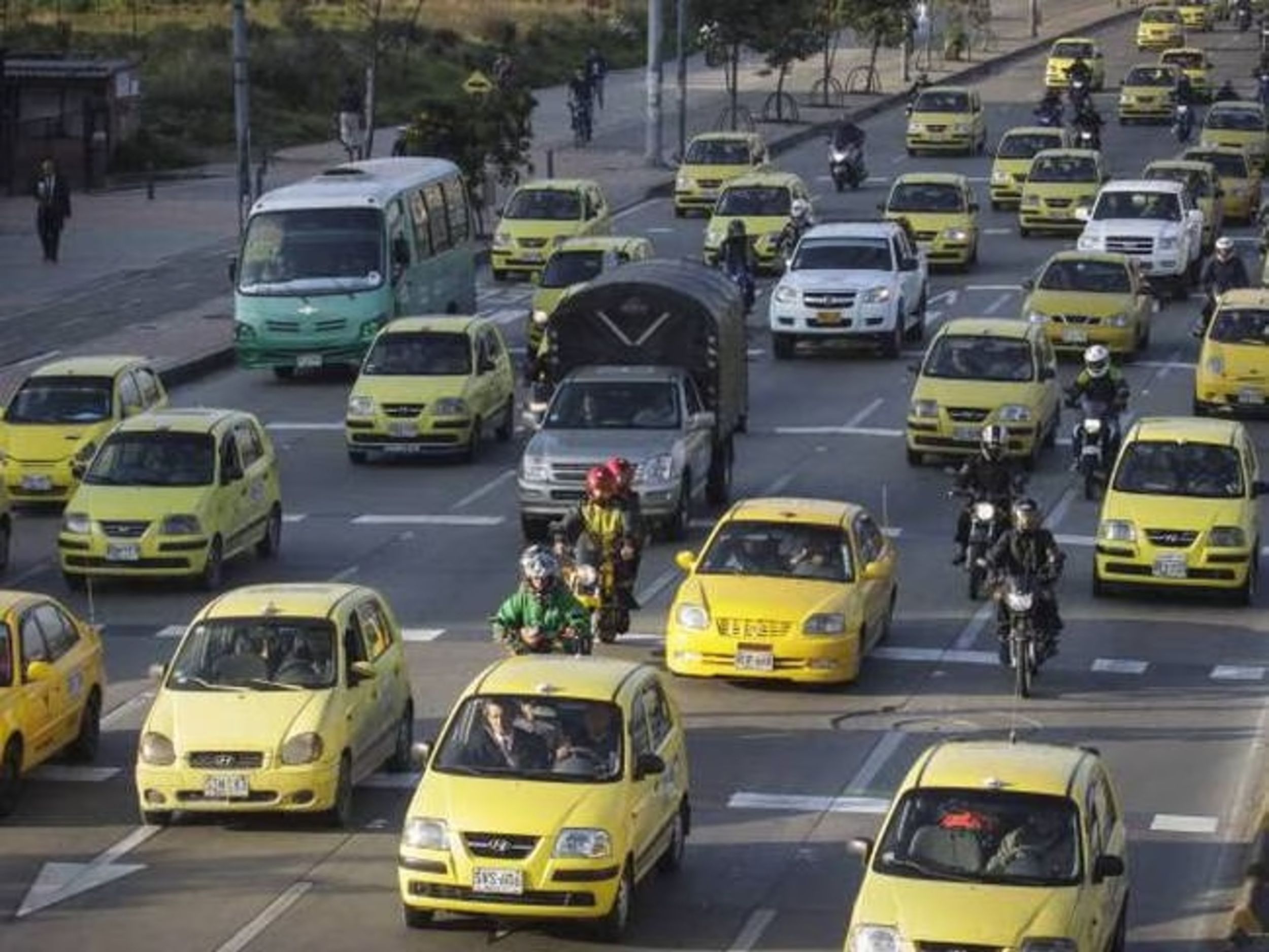 ¿Hay riesgo de mercado negro de gasolina tras el congelamiento de su precio para taxis?