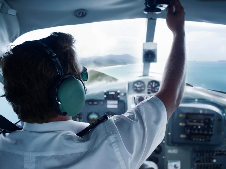 Qui n gana m s un piloto de Fuerza A rea Colombiana o uno comercial