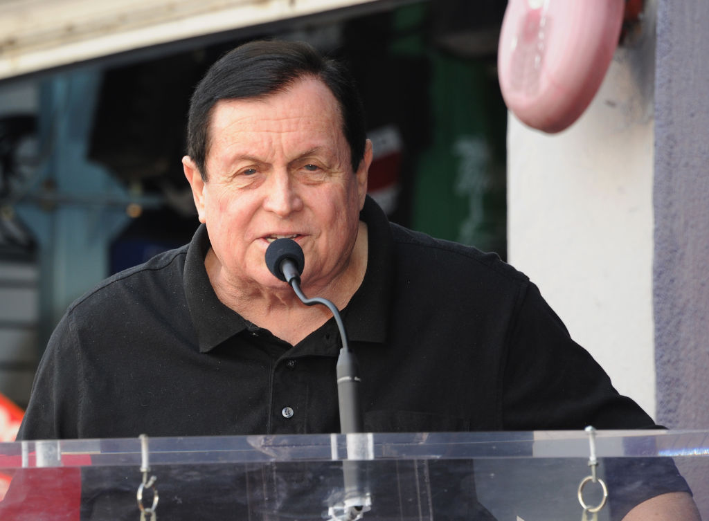 El actor Burt Ward creó comida que promete duplicar la vida de los perros y gatos