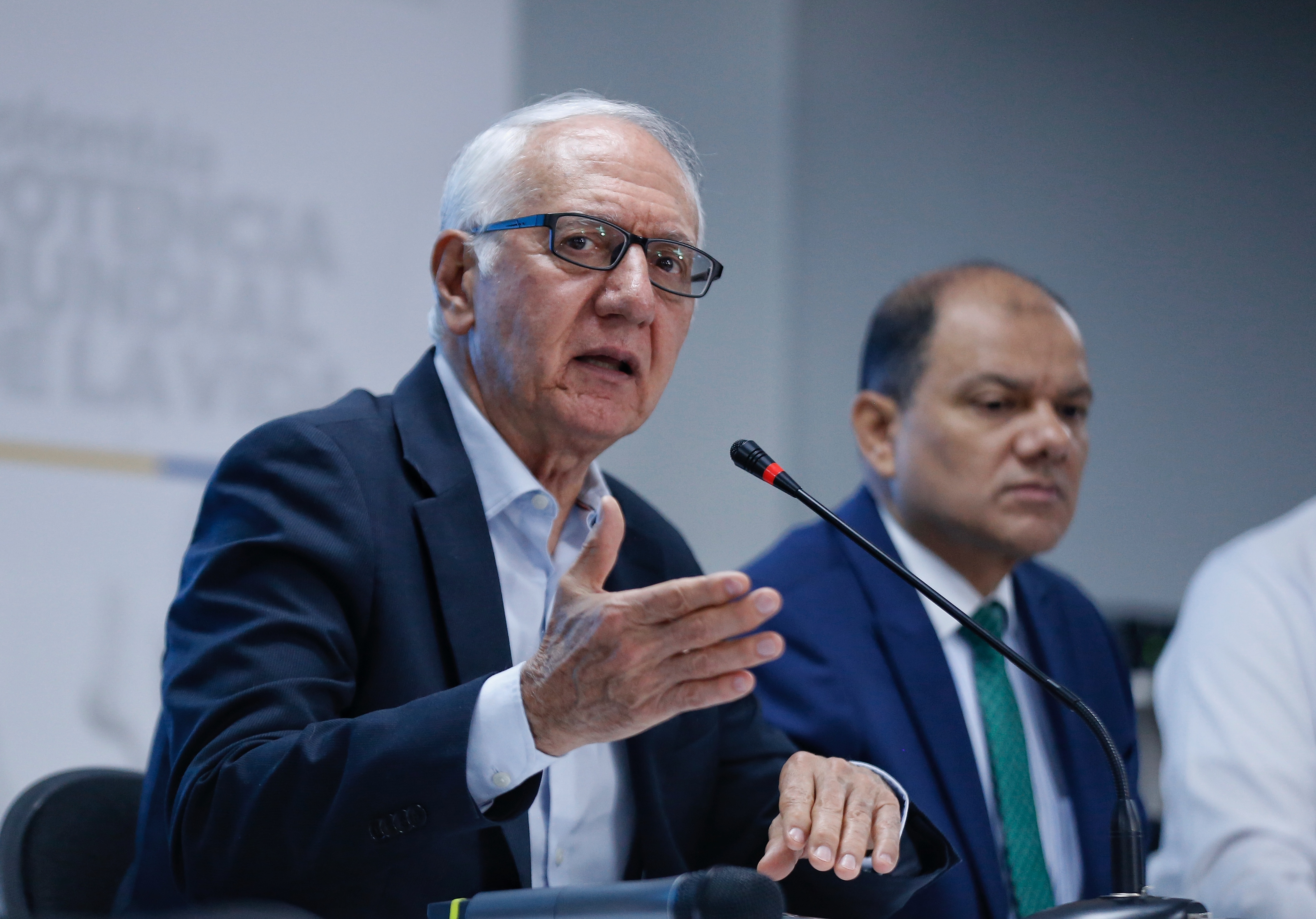 Si EPS no tienen recursos, necesitamos una reforma: MinSalud sobre Sanitas y Cruz Verde