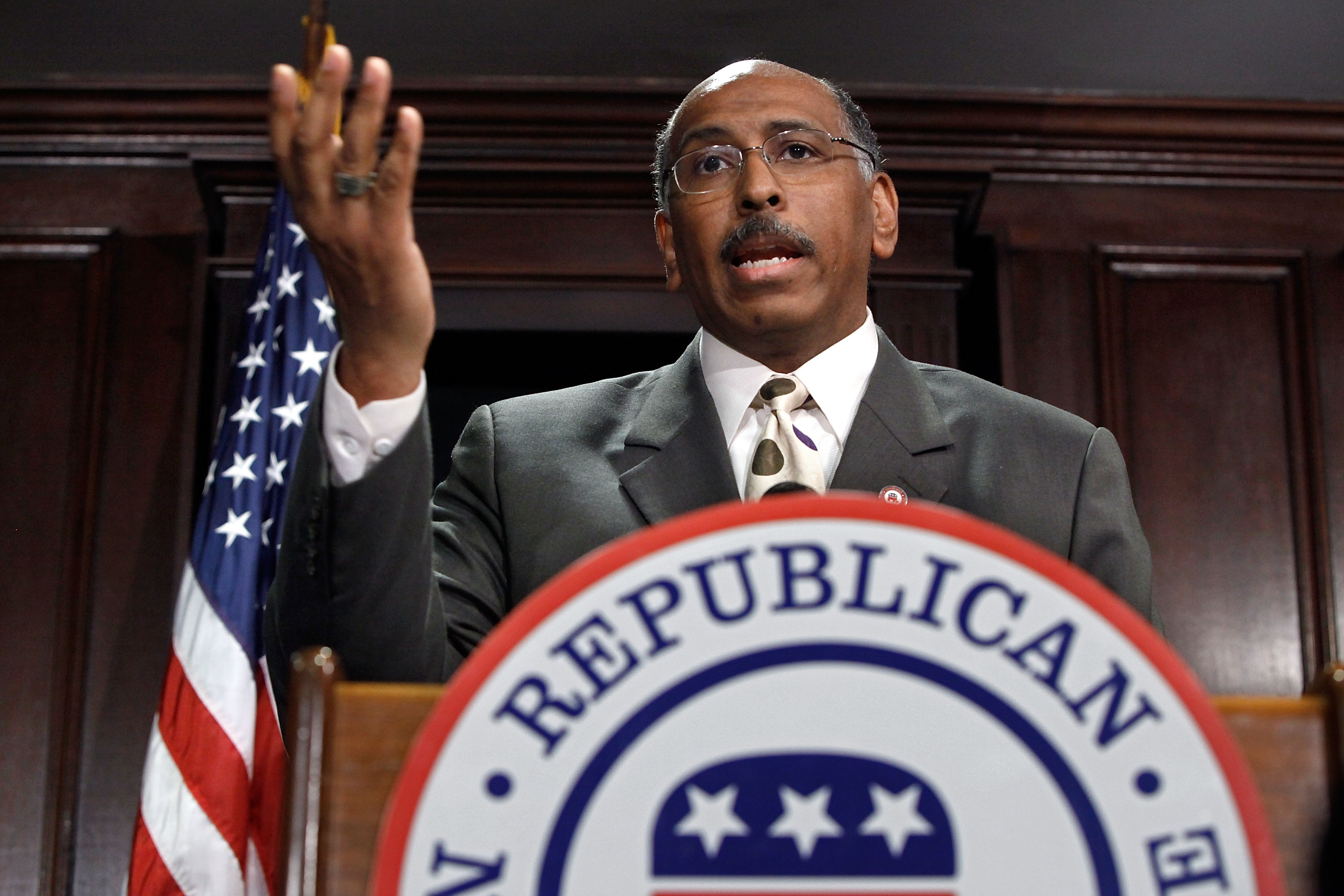 El candidato es Trump, no perdamos tiempo: Steele tras ausencia de expresidente en debates