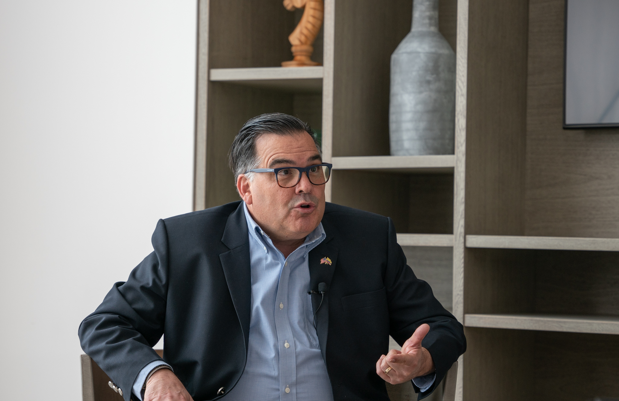 Necesitamos revisar ayuda a cualquier país para asegurar el resultado: embajador de EE.UU.