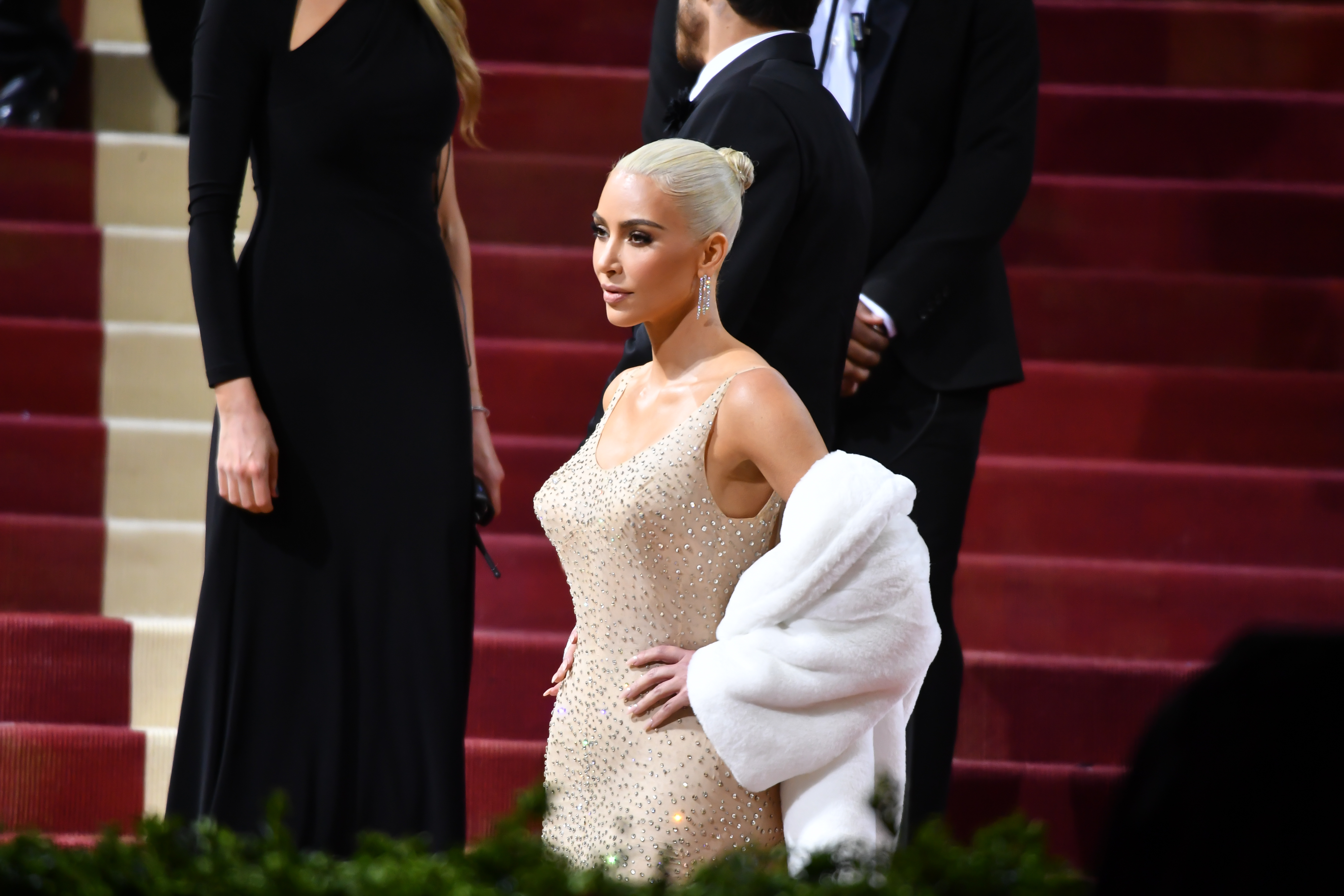 Fotos: acusan a Kim Kardashian de dañar el vestido de Marilyn que lució en  Met Gala