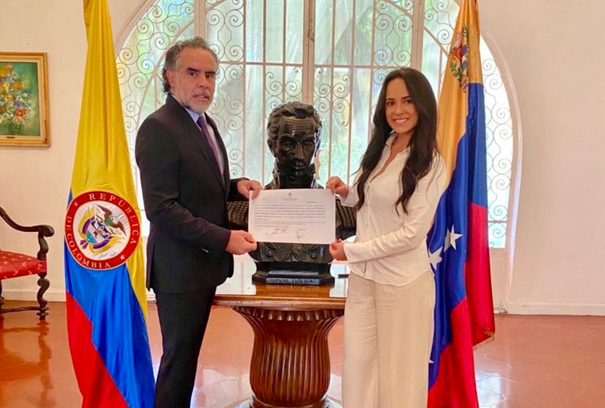 Lorena Arboleda sale de la Embajada de Venezuela y llega al Consulado de Caracas