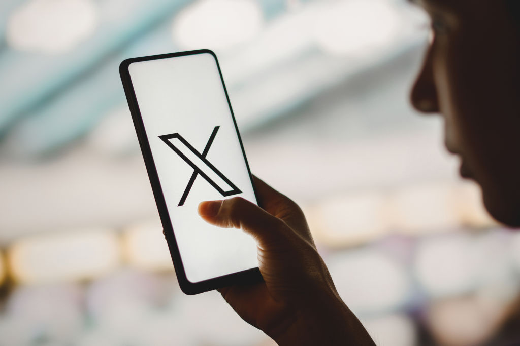 Críticas a nueva directora de la URF por trino en el que pedía trabajo en Gobierno