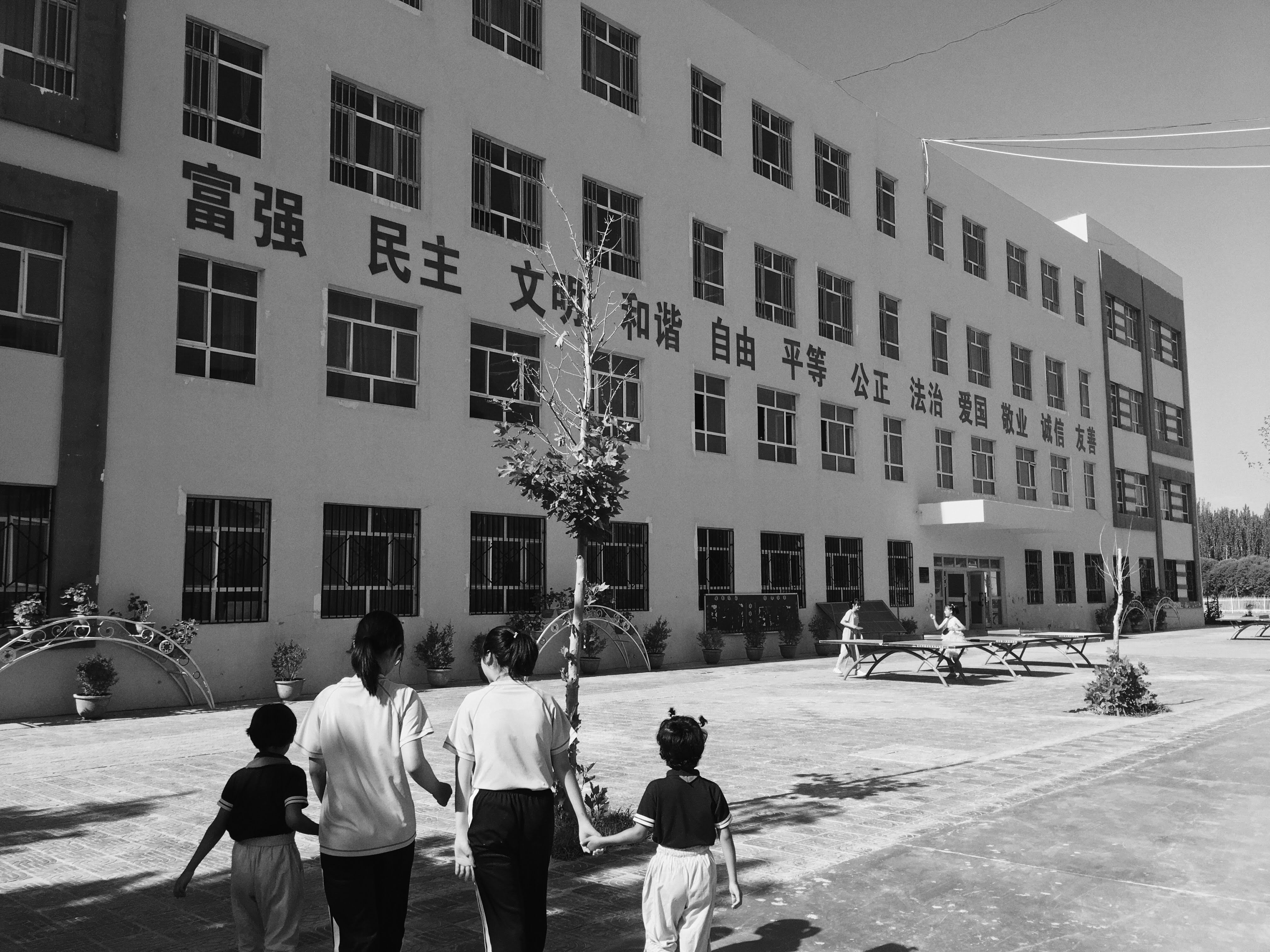台大法律系畢業生蕭浩宇2019年中高中畢業時，曾參與由國台辦主辦的大陸兩周參訪團，其中在新疆行程中到訪「帕鄉中心小學」。（受訪者提供）