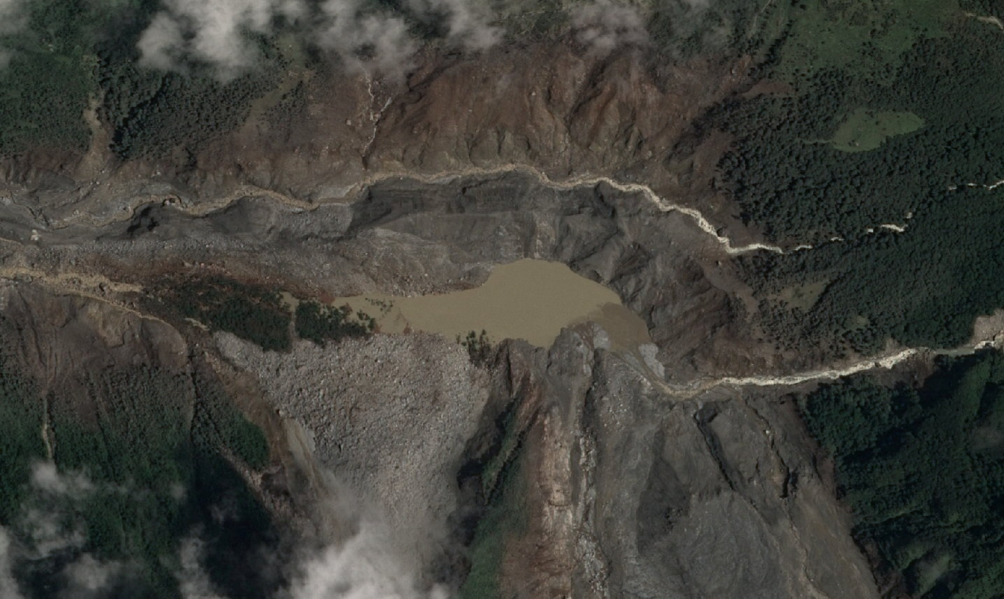 སྐྱིད་གྲོང་འགག་སྒོ་གནས་ཡུལ་གྱི་གྲོང་ཚོའི་ཁྱིམ་དུད་ ༡༥ ལ་གནོད་འཚེ་ཕོག་ཡོད་པ་དང་སྣེ་ཤེན་པ་ ༡༠ གར་སོང་ཆ་མེད་དུ་སོང་བ།