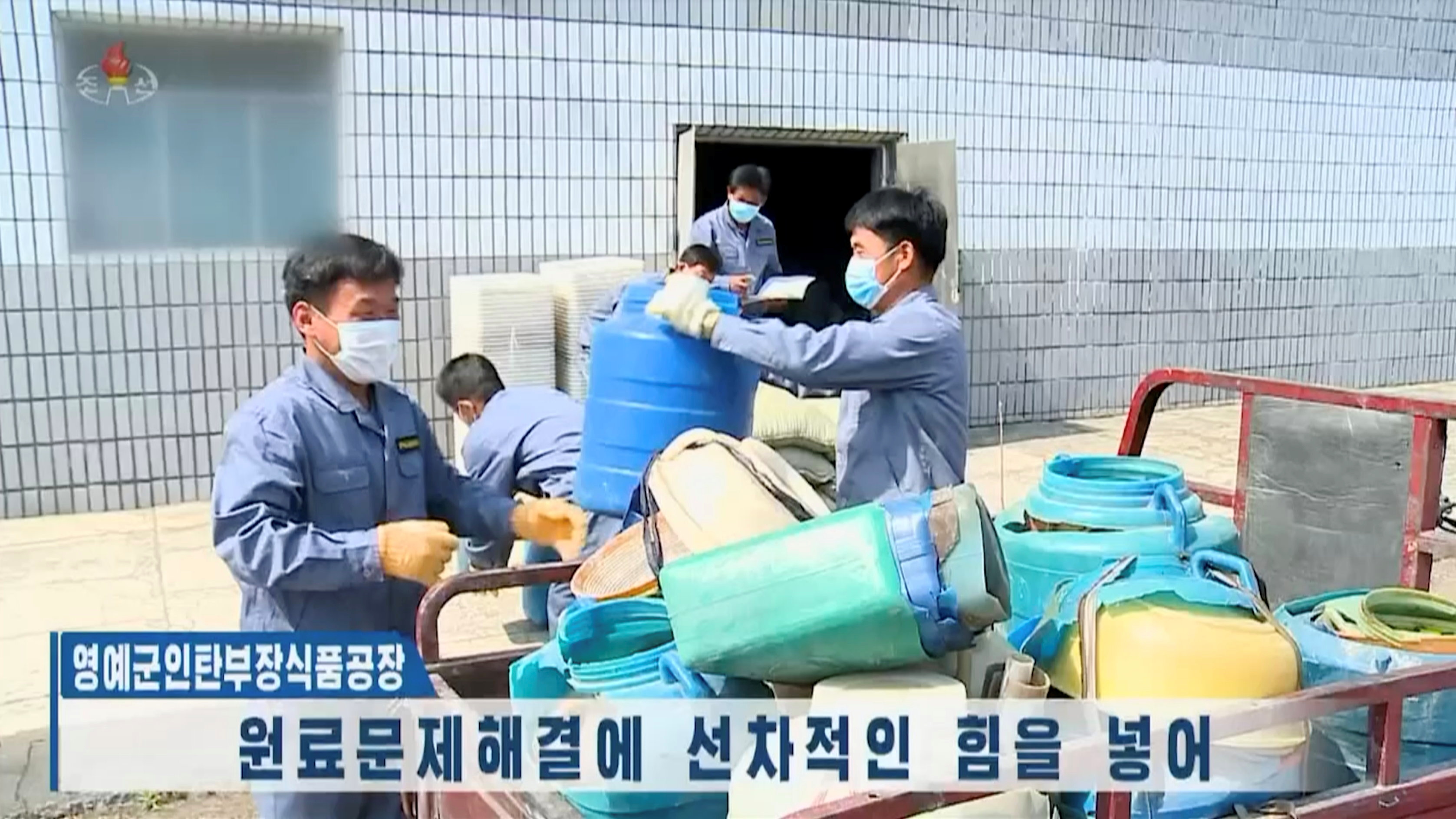 북한 공장 노동자들이 플라스틱 폐기물을 옮기고 있는 모습이 조선중앙TV에 보도됐다.