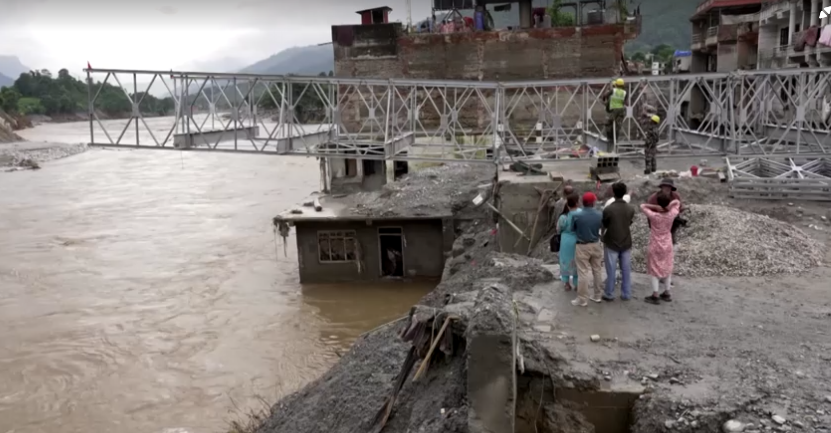 སྐྱིད་གྲོང་འགག་སྒོ་ཡོད་སར་ཚོང་ཁང་དང་ཟ་ཁང་བཅུ་གྲངས་ཡོད་པ་ཚང་མ་འདམ་རྡོ་ཆུ་རུད་ཀྱིས་མེད་པ་བཟོས་འདུག