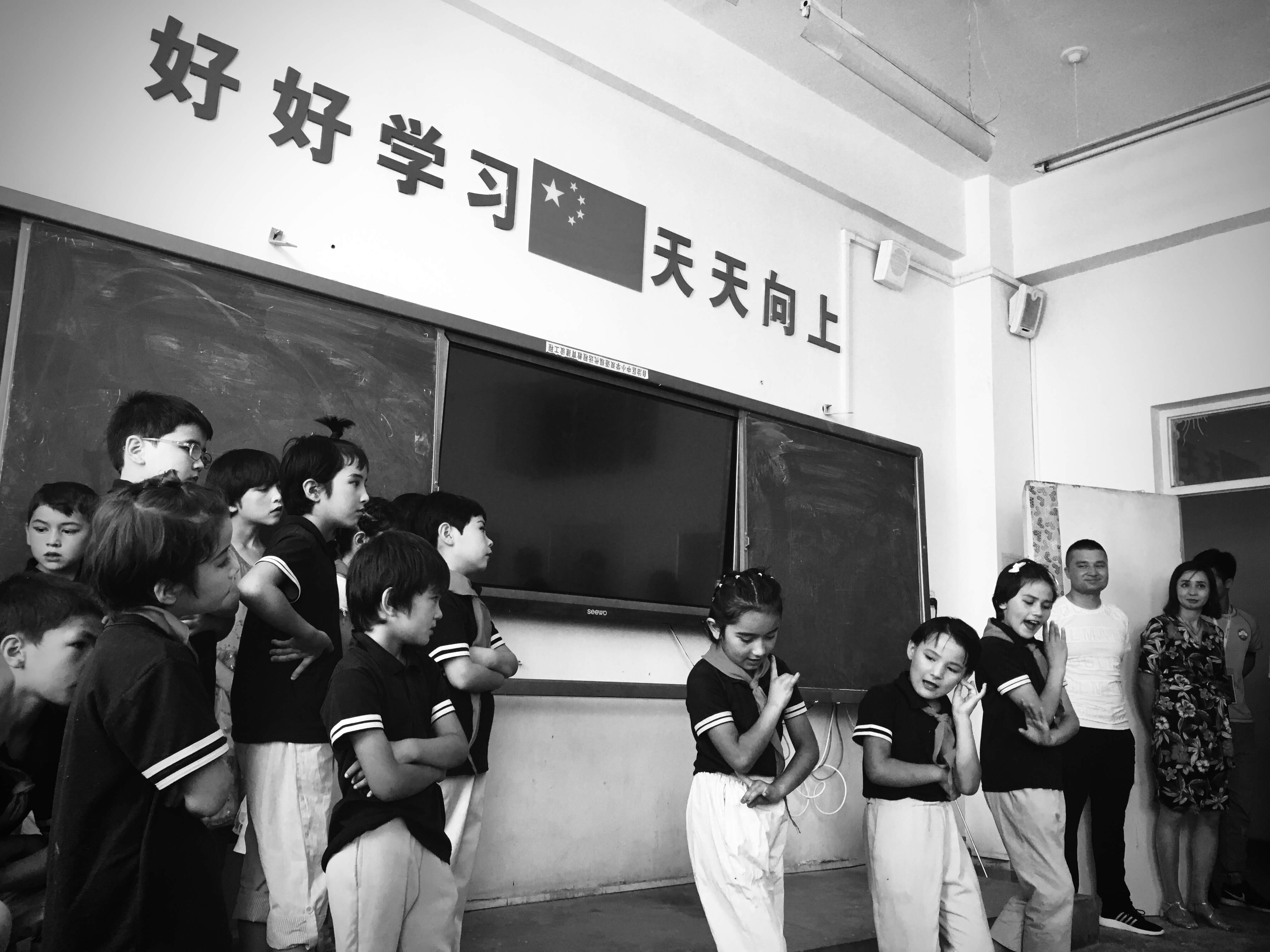 蕭浩宇與新疆當地小學生得知，他們須密集式上漢語課。（受訪者提供）
