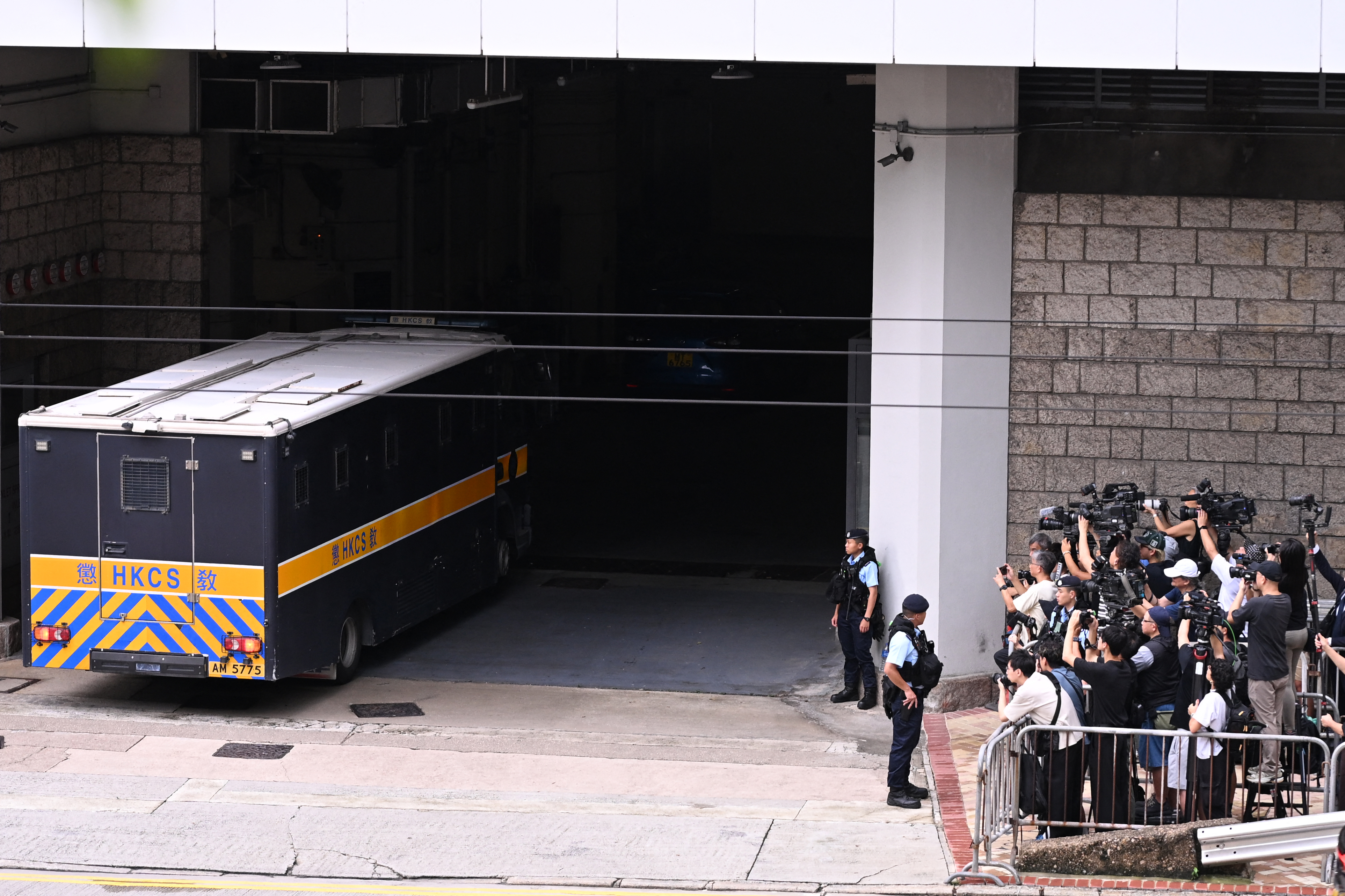 2026年9月2日，一輛據稱載有香港民主活動人士黃之鋒的囚車（左）抵達香港高等法院。這位香港知名民主活動人士預計將於9月2日在該法院就其涉嫌勾結外國勢力的國家安全罪名認罪。