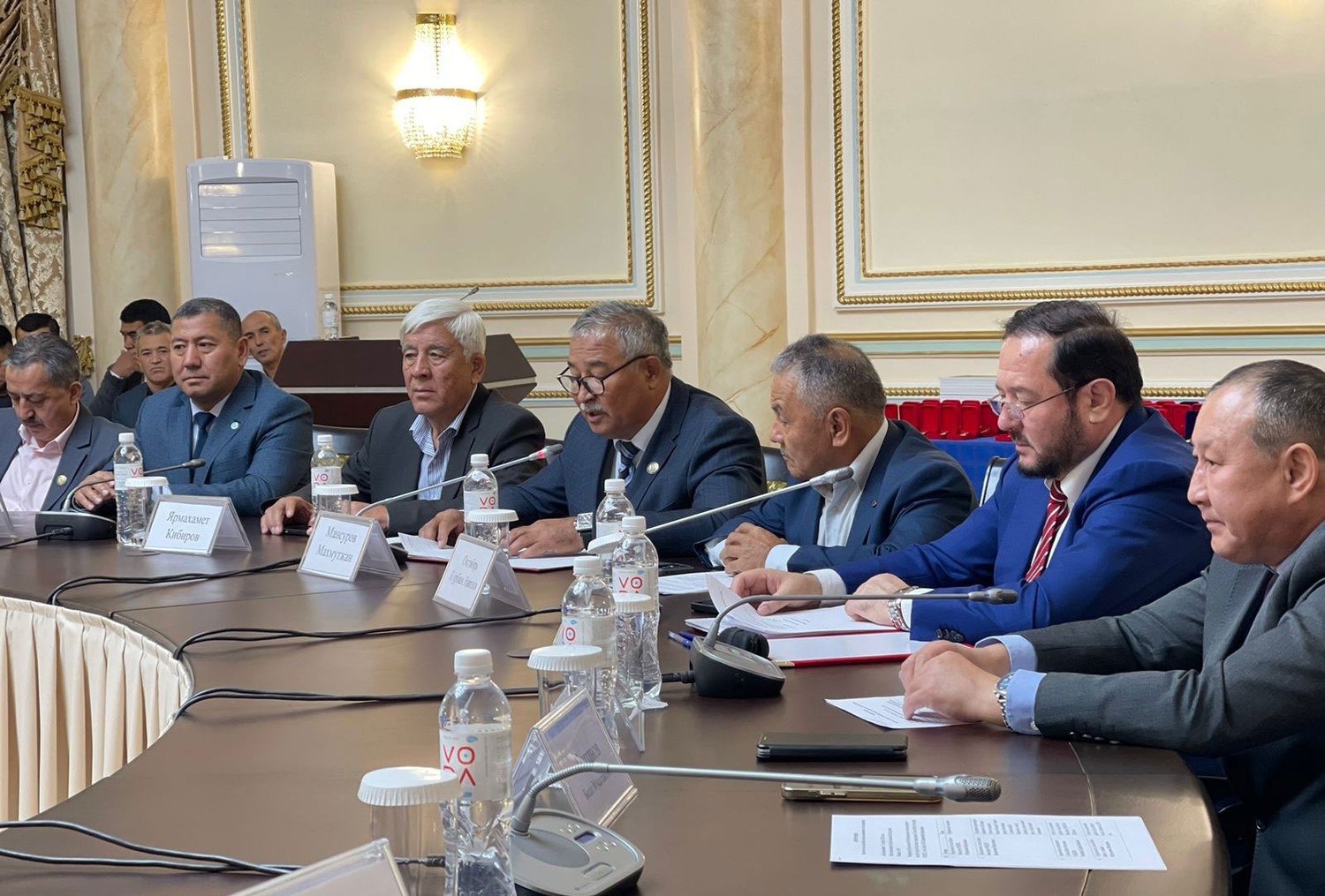 Bir yigit, kop qizlar