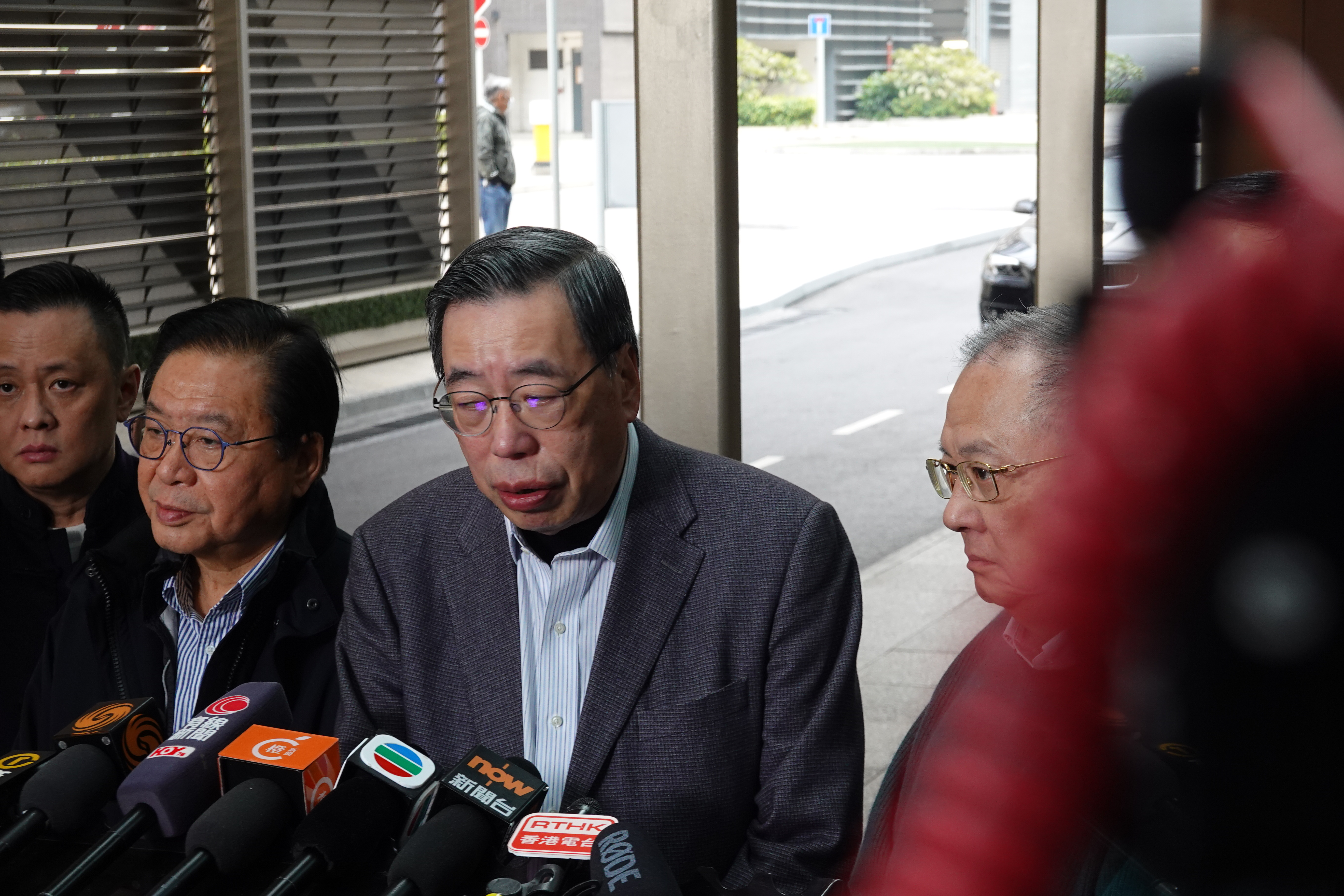 立法會主席梁君彥等8名議員周二（24日）回港見記者時表示，行程緊密並不是去旅行。（衛斯攝）