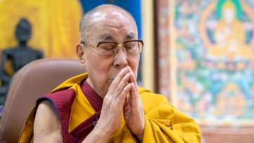 བལ་བོད་ས་མཚམས་སུ་གངས་རི་བསྐྱར་དུ་ཉིལ་བའི་ཉེན་ཁ་ཡོད་བཞིན་པའི་ཐོག་མུ་མཐུད་མྱུར་སྐྱོབ་བྱེད་བཞིན་པ།