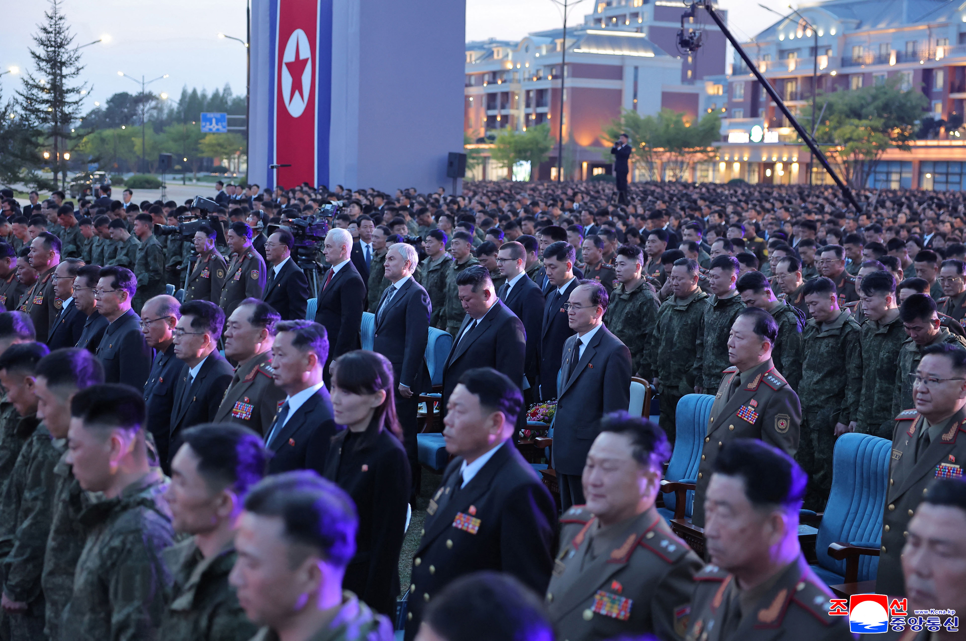 2026년 4월, 북한 김정은 국무위원장(가운데)과 뱌체슬라프 볼로딘 러시아 국가두마 의장, 안드레이 벨로우소프 러시아 국방장관이 평양의 해외군사작전 전투공훈기념관에서 전사한 병사들을 추모하기 위해 열린 기념 음악회에 참석하고 있는 모습