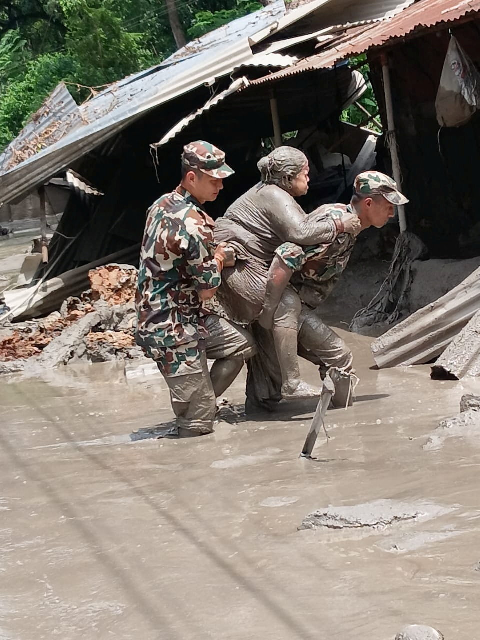 སྐྱིད་གྲོང་དང་བལ་ཡུལ་ས་མཚམས་སུ་འདམ་རུད་དང་ཆུ་རུད་ཚབས་ཆེན་བྱུང་ནས་ཉུང་མཐར་མི་ ༣ རྐྱེན་འདས་སོང་པ་དང་མི་ ༢༦༥ ལྷག་གར་སོང་ཆ་མེད་དུ་སོང་འདུག