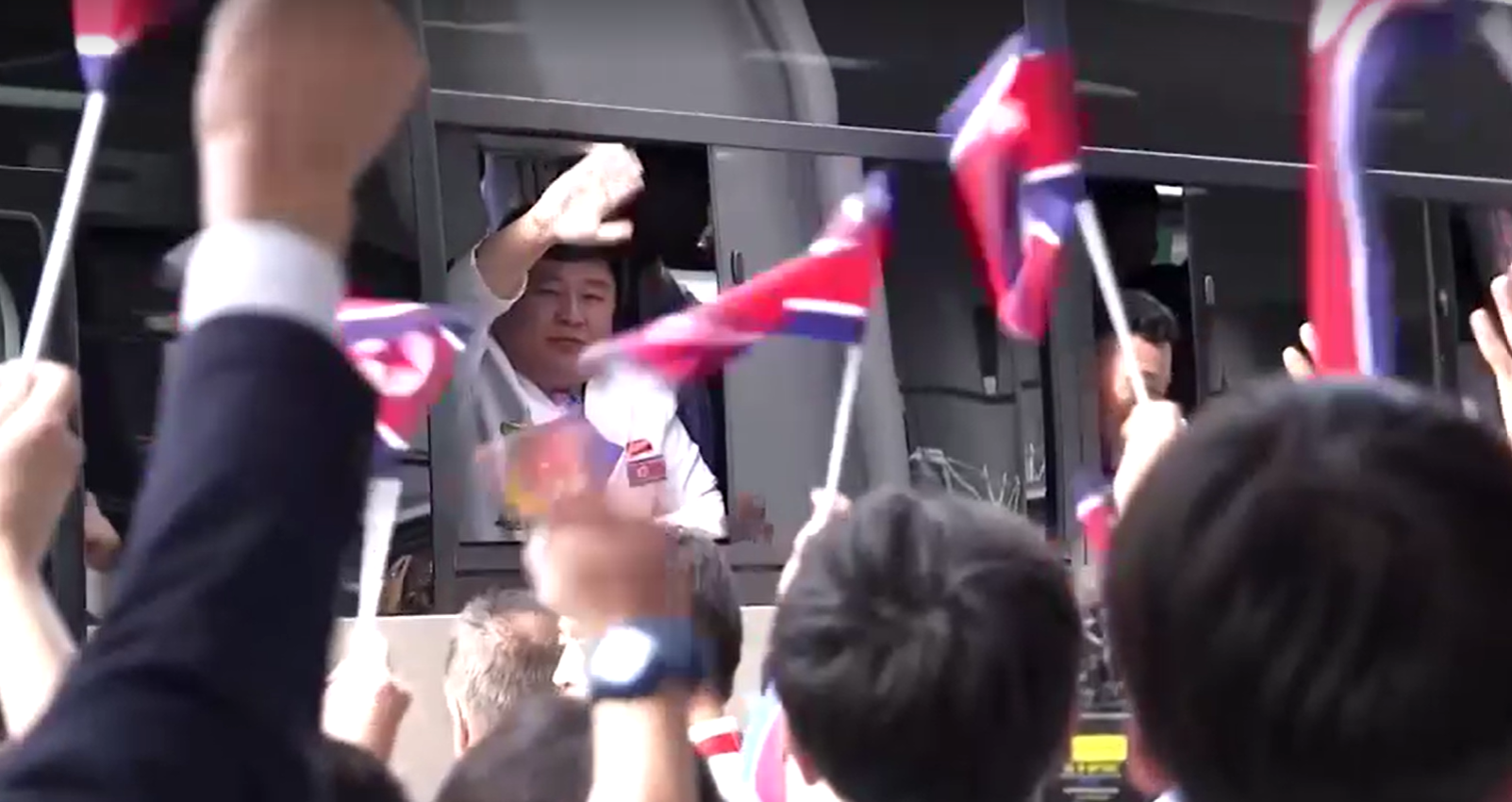 2026 아이치·나고야 아시안게임 출전을 위해 11일 일본 오사카 간사이국제공항으로 입국한 북한 선수단을 환영 인파가 인공기를 흔들며 맞이하고 있다.