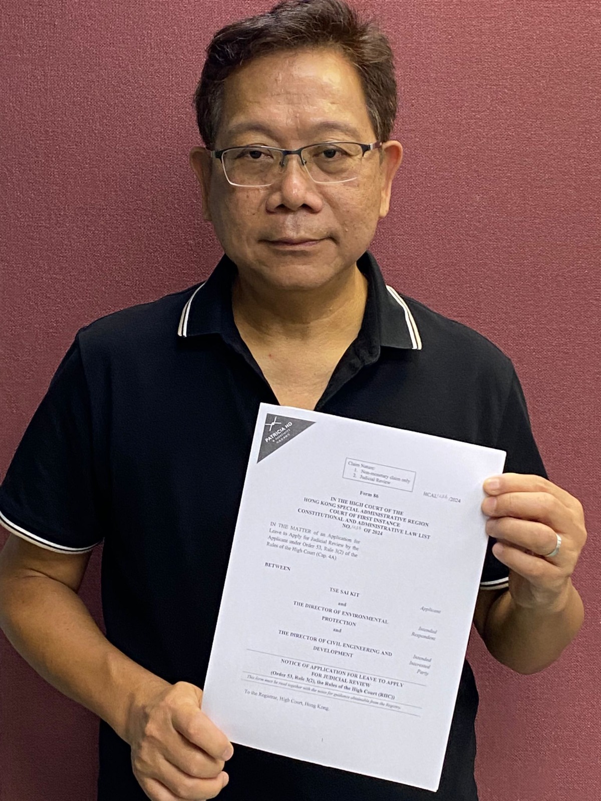 註冊社工、守護大嶼聯盟召集人謝世傑向高等法院提出司法覆核，希望法庭裁決能及時煞停有關項目。（謝世傑提供）