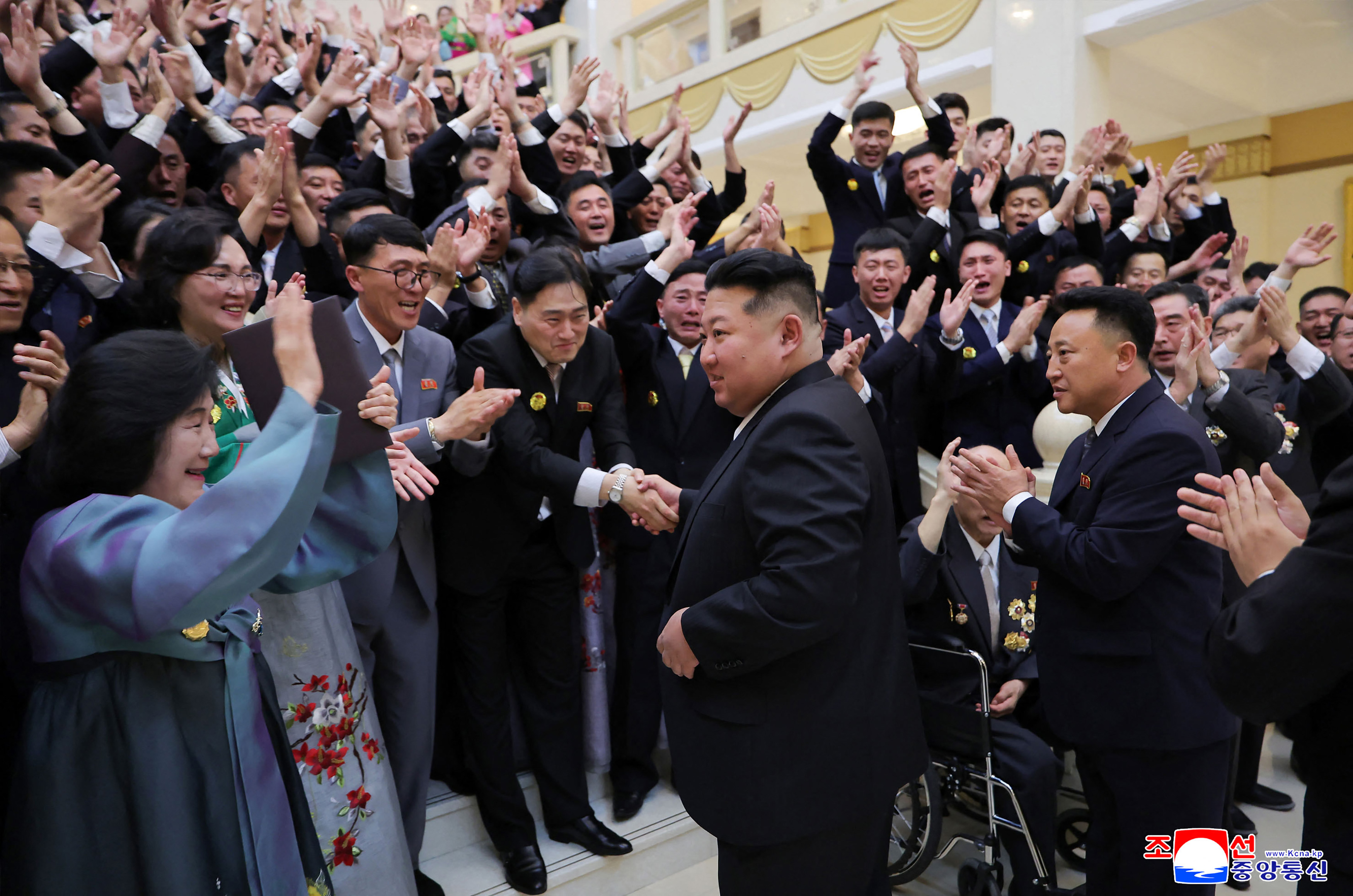 2026년 8월 9일, 북한 김정은 국무위원장이 평양 모란봉극장에서 국립교향악단의 작가 및 예술인들을 만나고 있는 모습.