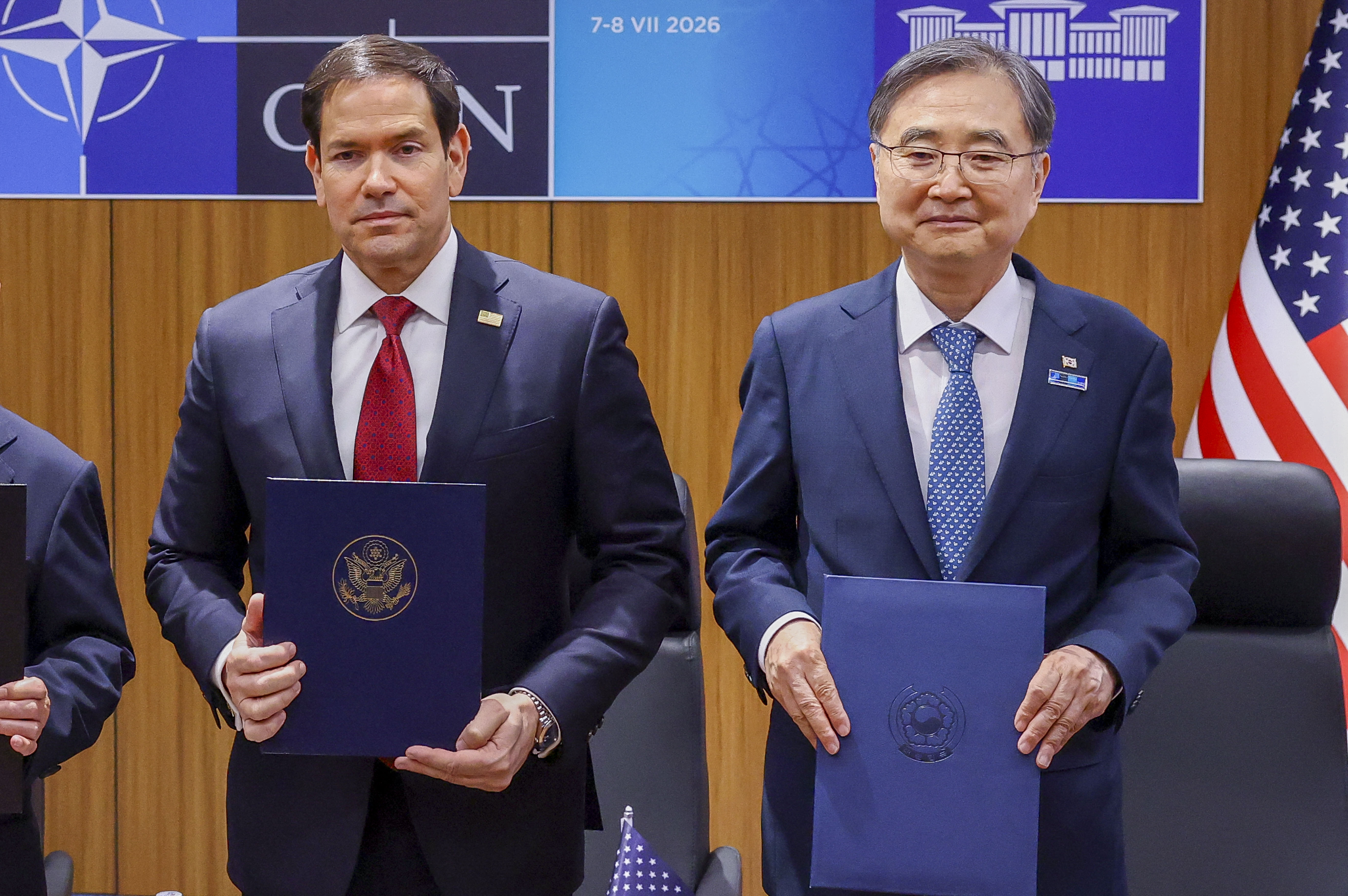 2026년 7월 7일 앙카라에서 열린 NATO 정상회의를 계기로 마코 루비오 미국 국무장관(왼쪽)이 조현 한국 외교부 장관과 함께 포즈를 취하고 있다.