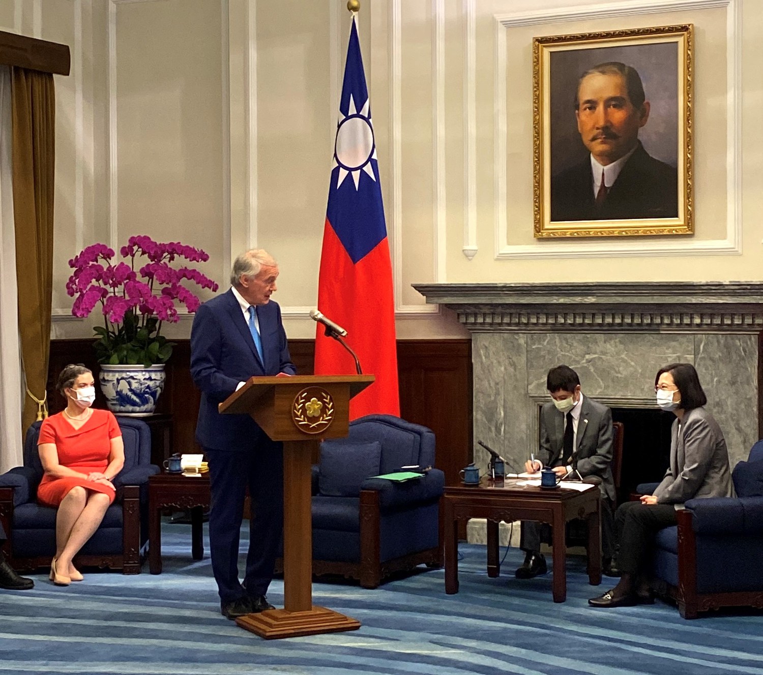 美国5位参众议员访台会见蔡英文、拜会立法院– 普通话主页