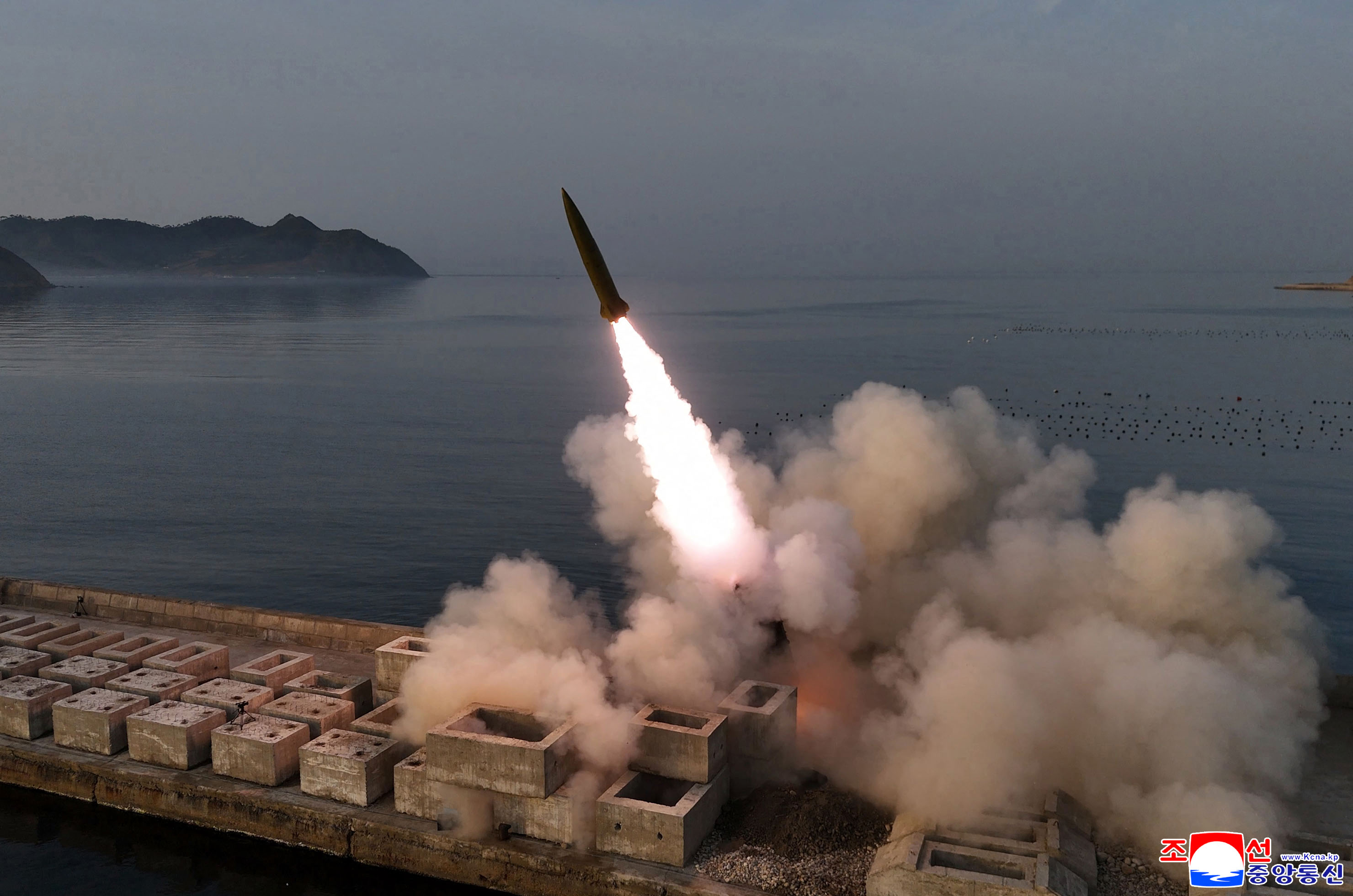 4월 20일, 북한 관영 조선중앙통신(KCNA)이 공개한 탄도미사일을 시험 발사하는 모습.