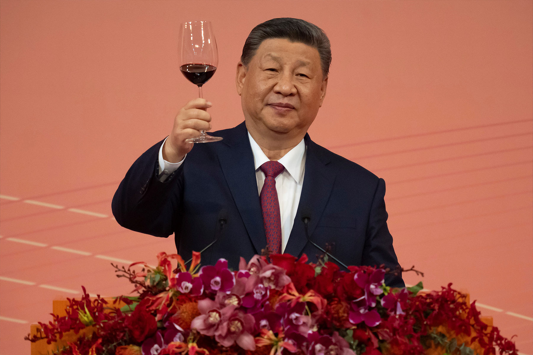 習近平出席澳門特區政府歡迎晚宴，發表講話後舉杯祝酒。（美聯社圖片）