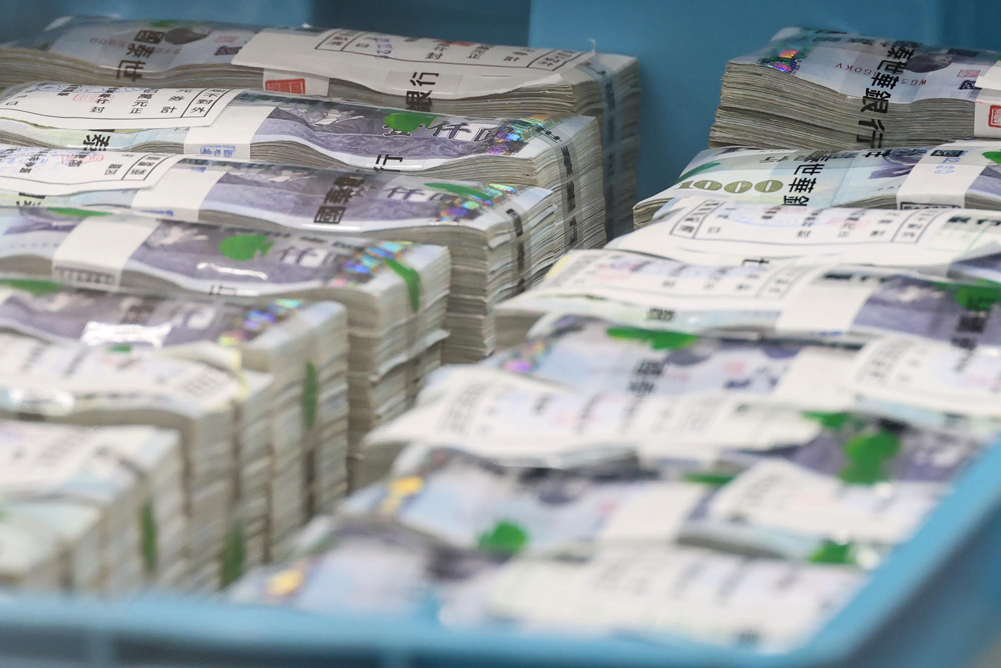 台灣法律規定保釋一定要支付現金，圖為柯文哲家屬繳交的3000萬新台幣鈔票。（讀者提供圖片）