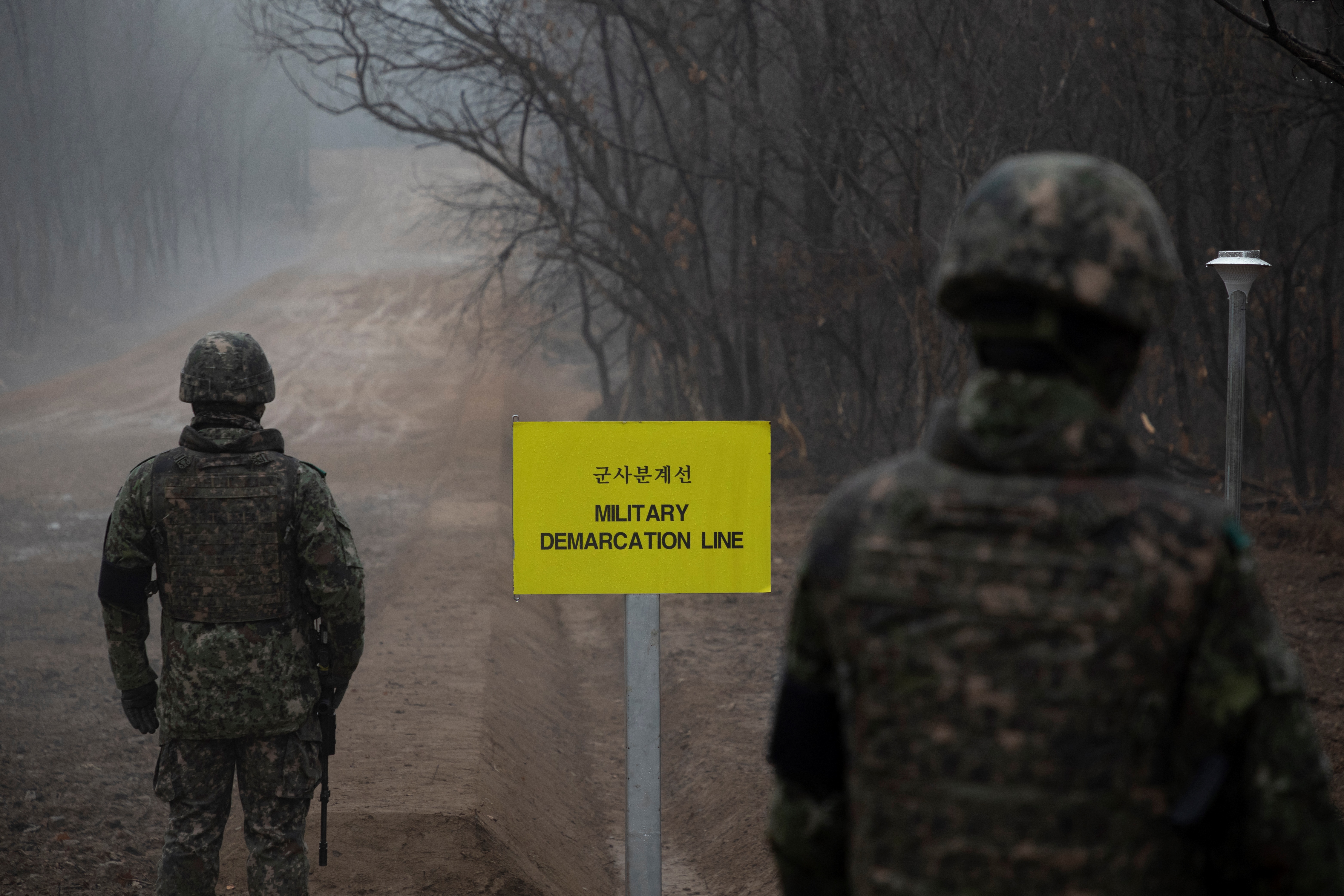 비무장지대(DMZ) 철원 지역에서 한국군 장병들이 군사분계선(MDL) 앞에 서 있다.