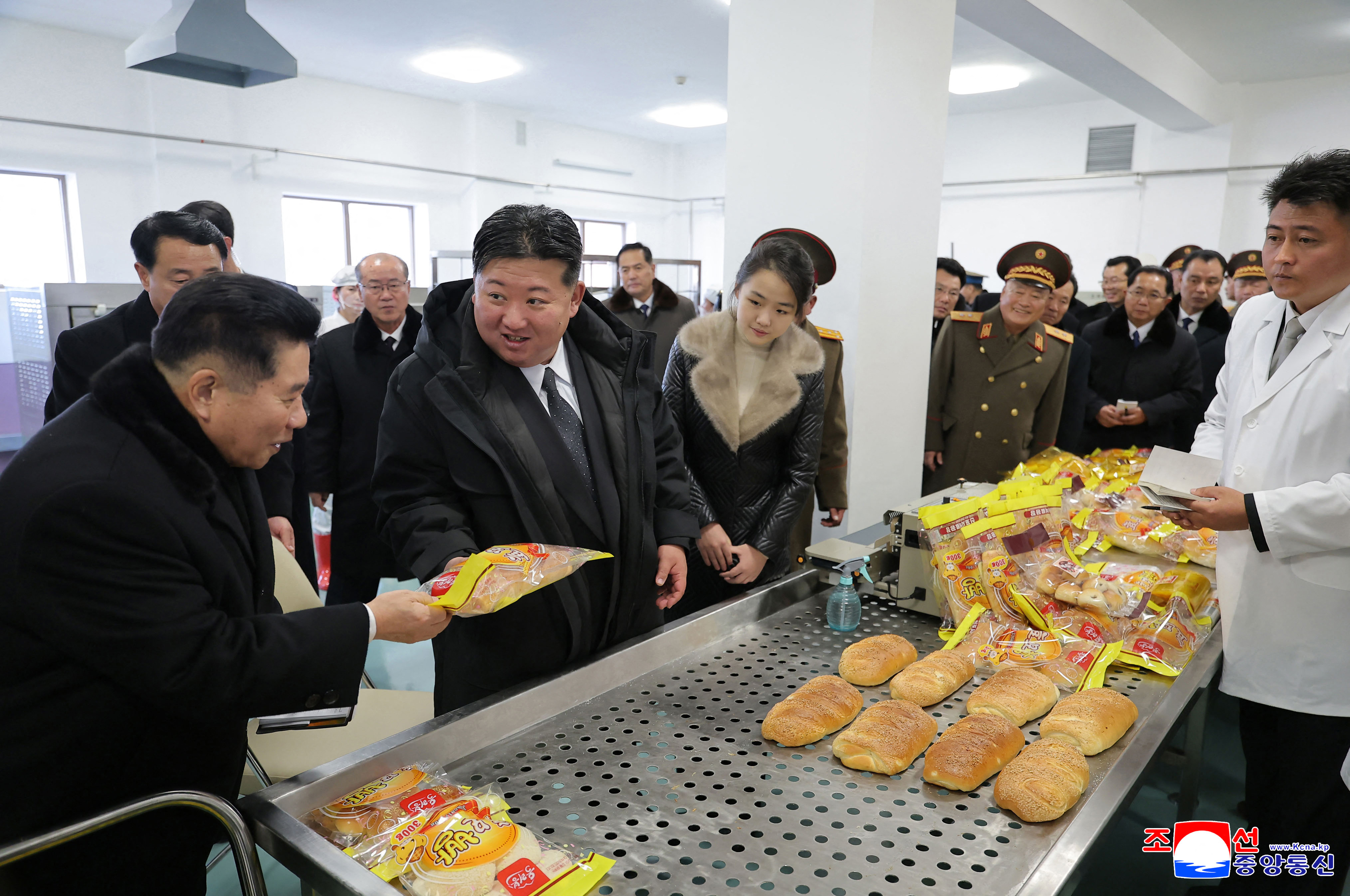 김정은 국무위원장이 부인 리설주, 딸 주애와 함께 평양 강동군 식품공장을 둘러보고 있다.