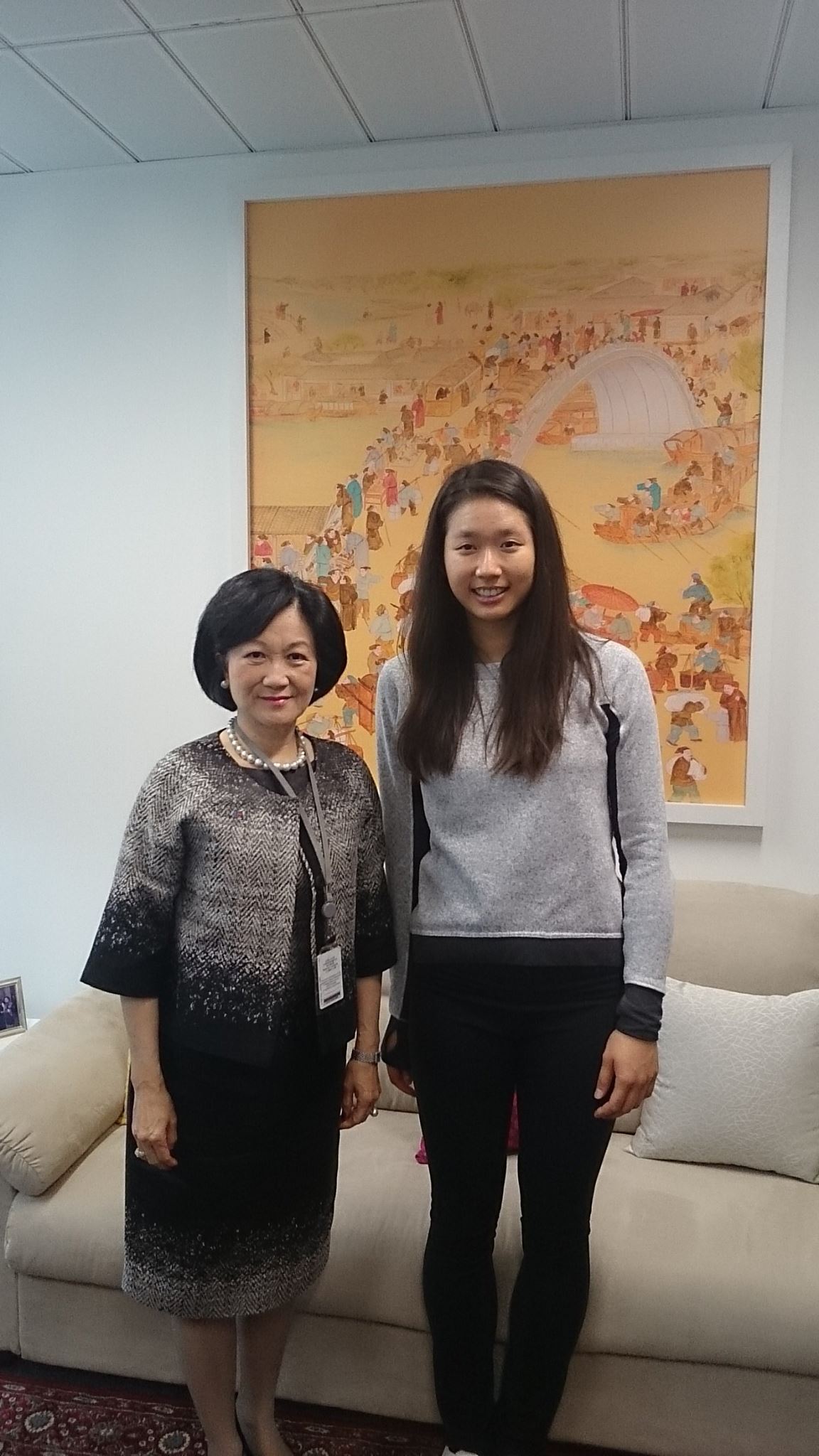 葉劉淑儀稱江旻憓支持一國兩制天經地義，又指流亡港人的攻擊令人作嘔。圖為兩人於2014年見面。（葉劉淑儀Facebook專頁）