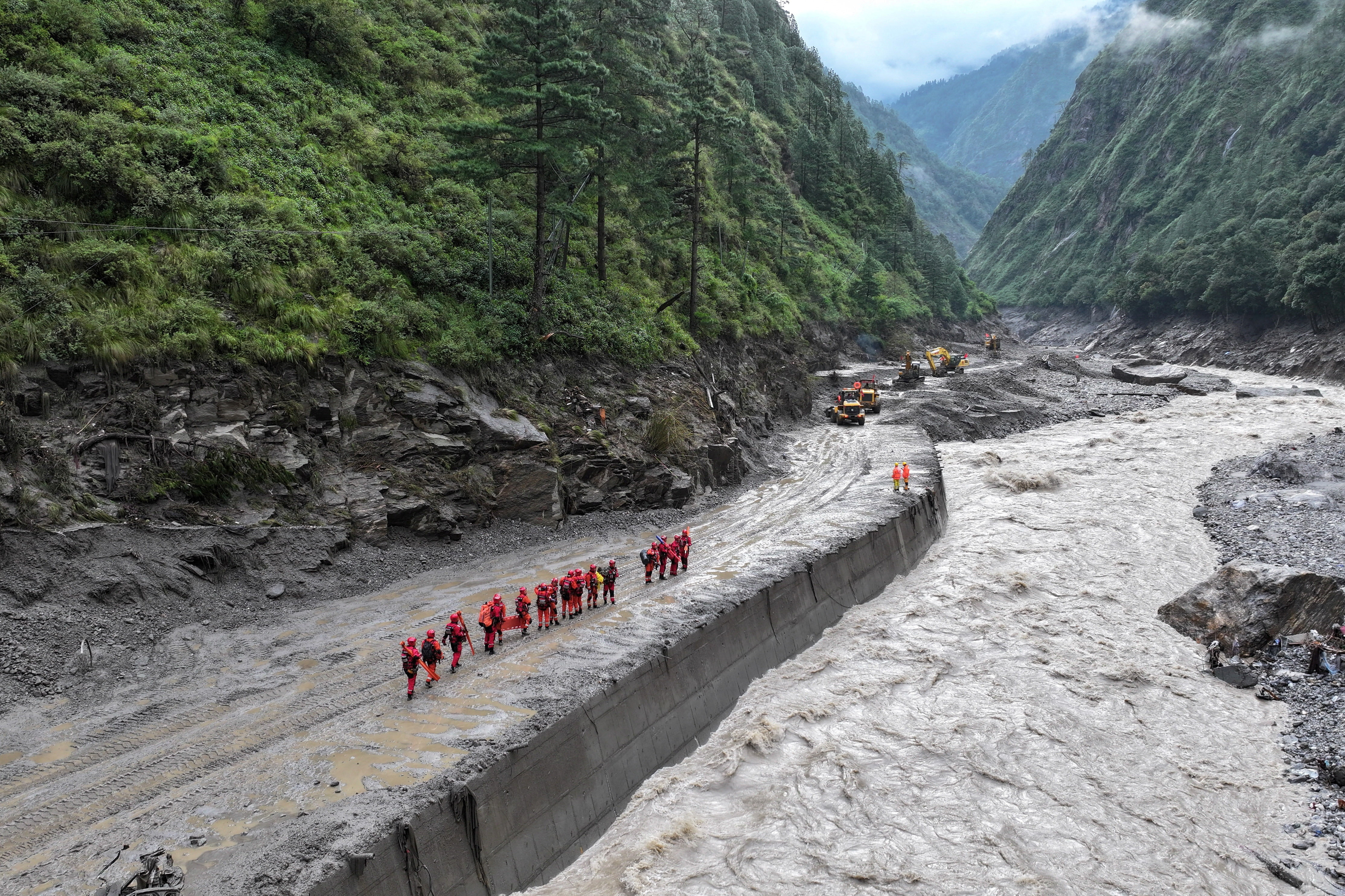 སྐྱིད་གྲོང་གི་འདམ་རྡོ་ཆུ་རུད་ཤི་རྨས་གྲངས་འབོར་འཕར་བཞིན་ཡོད་འདུག་ལ། ས་གནས་སུ་མི་འཚོལ་སྐྱོབ་ཀྱི་ལས་ཀ་མུ་མཐུད་བྱེད་བཞིན་པ།