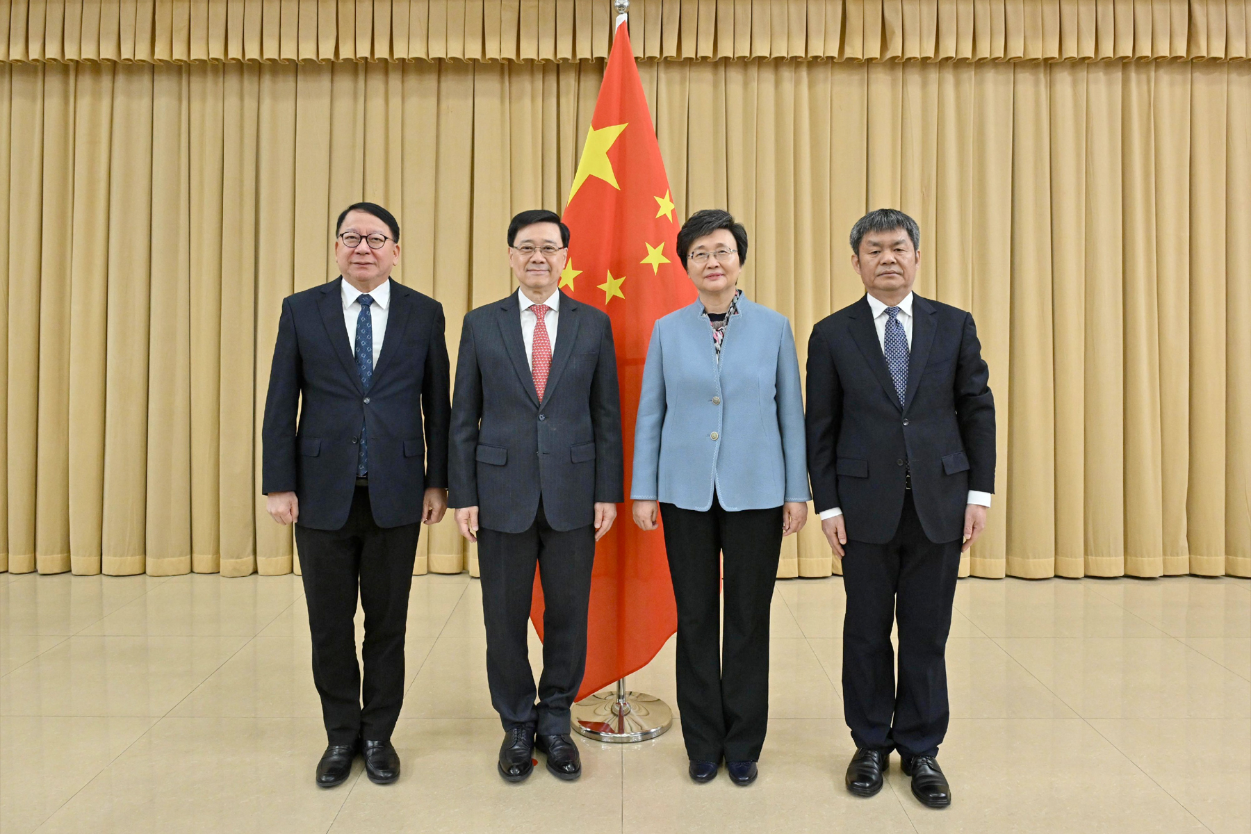 （左起）政務司司長陳國基、李家超、國家人力資源和社會保障部部長王曉萍、國家人力資源和社會保障部副部長吳秀章合照。（港府新聞處）