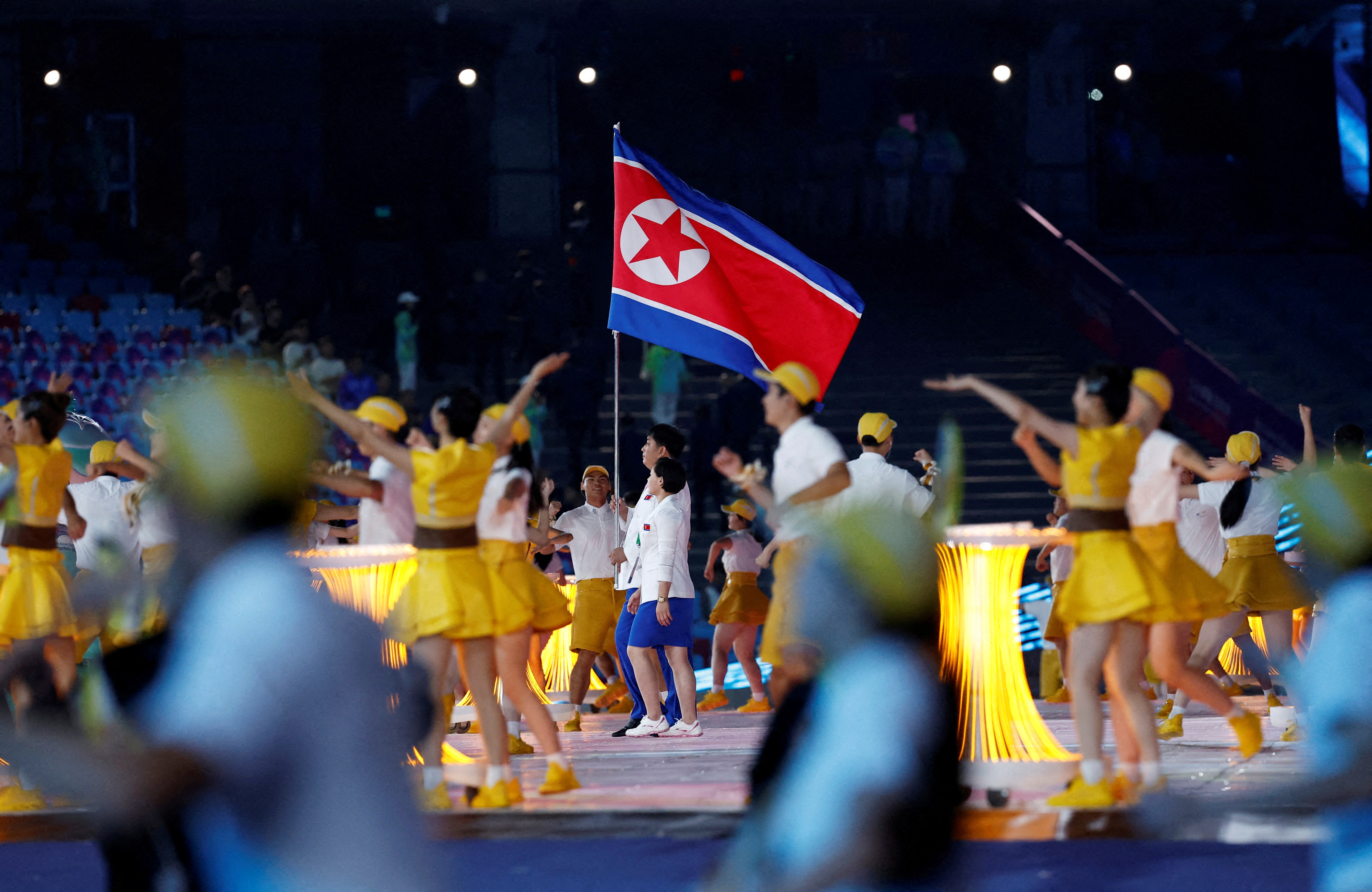 2023년 9월 23일 중국 항저우 올림픽 스포츠 센터 스타디움에서 열린 2022 항저우 아시안게임 개회식에서 북한 선수단이 국기를 들고 행진하고 있다.
