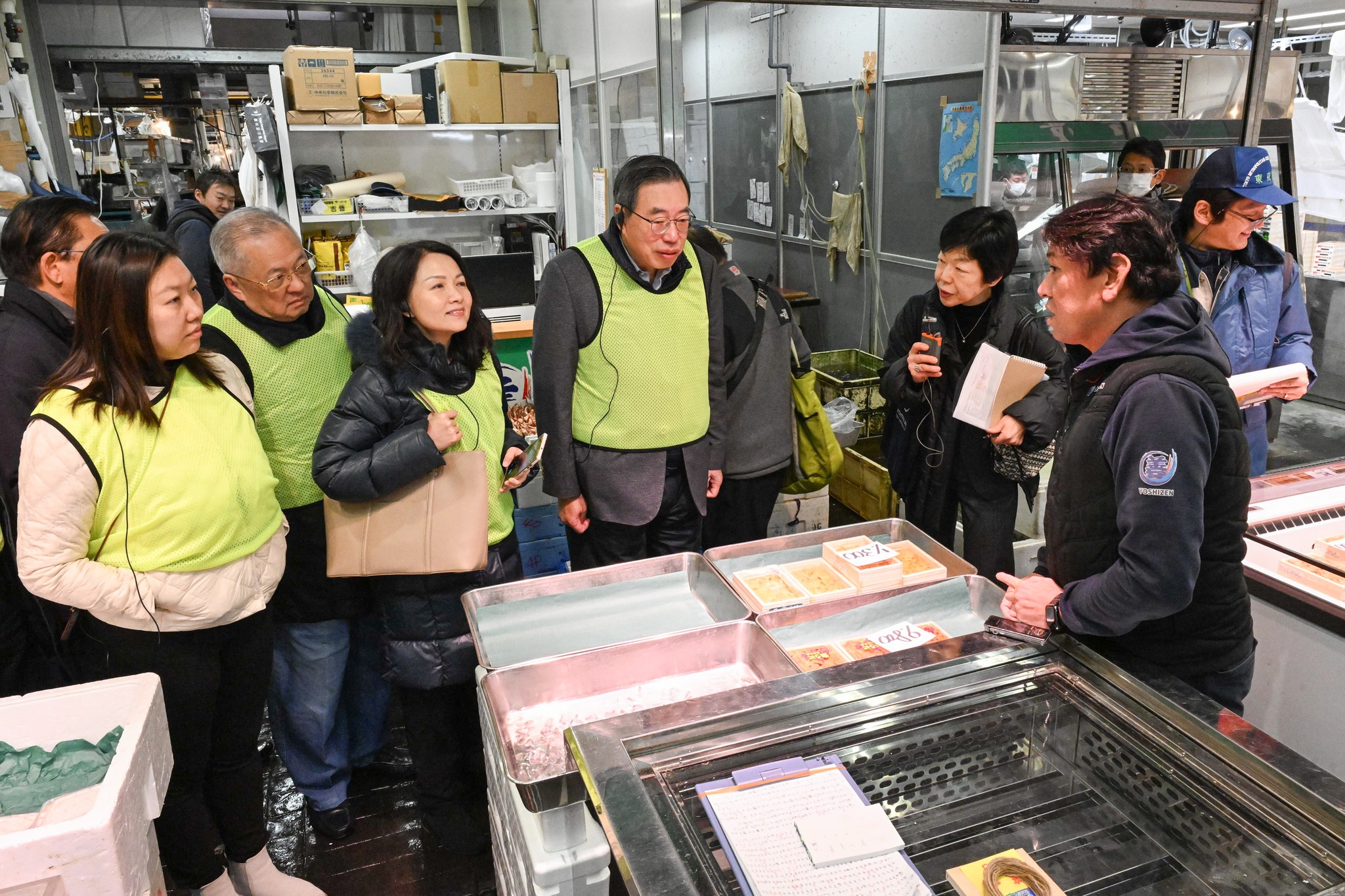 梁君彥等8名議員到訪豐洲海產批發零售市場，但港府周二（24日）就出稿指，禁止日本10個縣的水產等進口香港。（梁君彥社交媒體照片）
