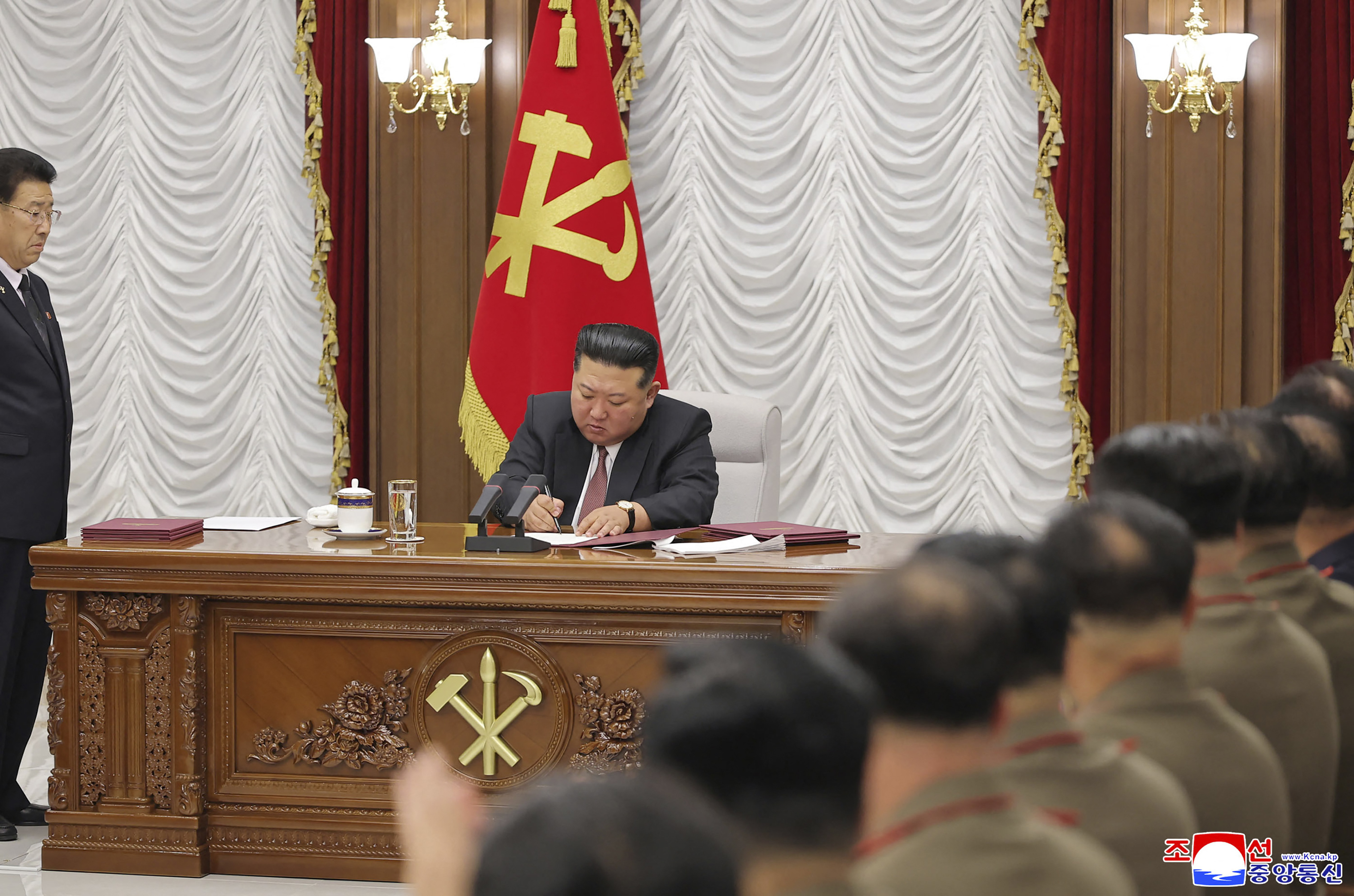 2026년 7월 9일 평양 정부청사 1호관에서 열린 조선노동당 제9기 중앙군사위원회 제1차 확대회의에 참석한 김정은 국무위원장의 모습.