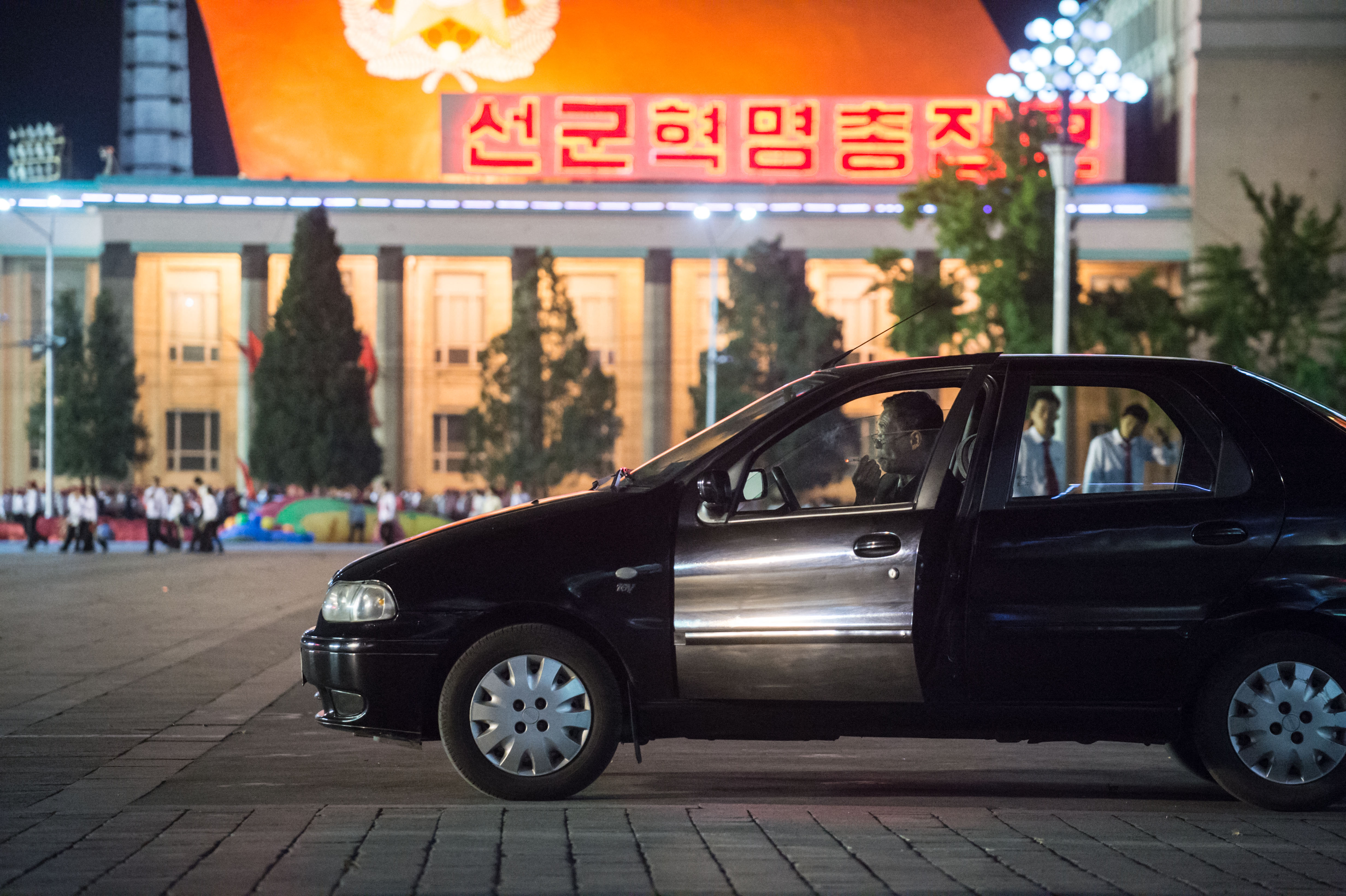2016년 5월 10일 평양 김일성광장에서 제7차 조선노동당 대회 폐막을 기념하는 행사와 군중무용이 열리는 가운데 한 남성이 차량 안에 앉아 있다.