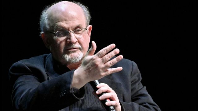 Le retiraron el respirador a Salman Rushdie y logró pronunciar sus primeras palabras tras el ataque