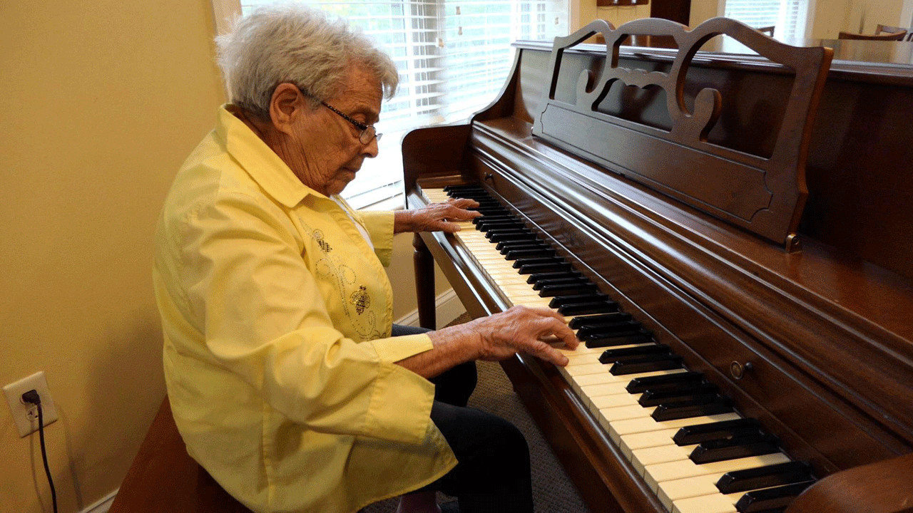 Tiene 92 años y padece de problemas de memoria pero su talento con el piano sigue intacta
