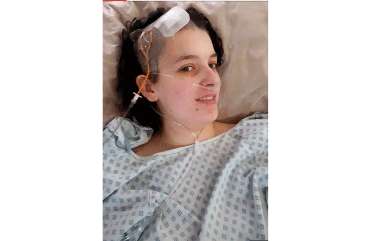 Shannon después de la operación para removerle el tumor
