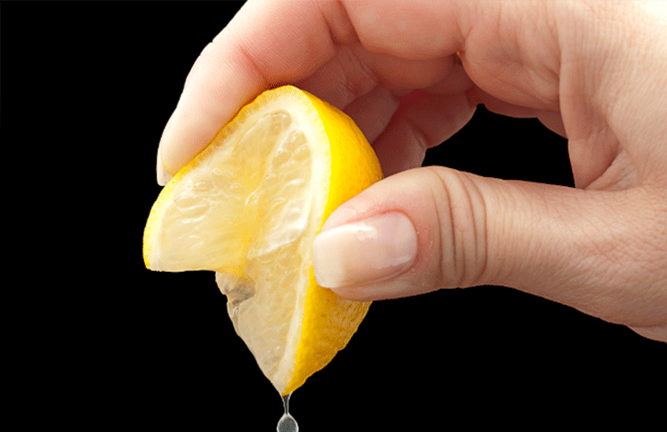 El truco para exprimir un limón (y muy fácil) sin tener que cortarlo