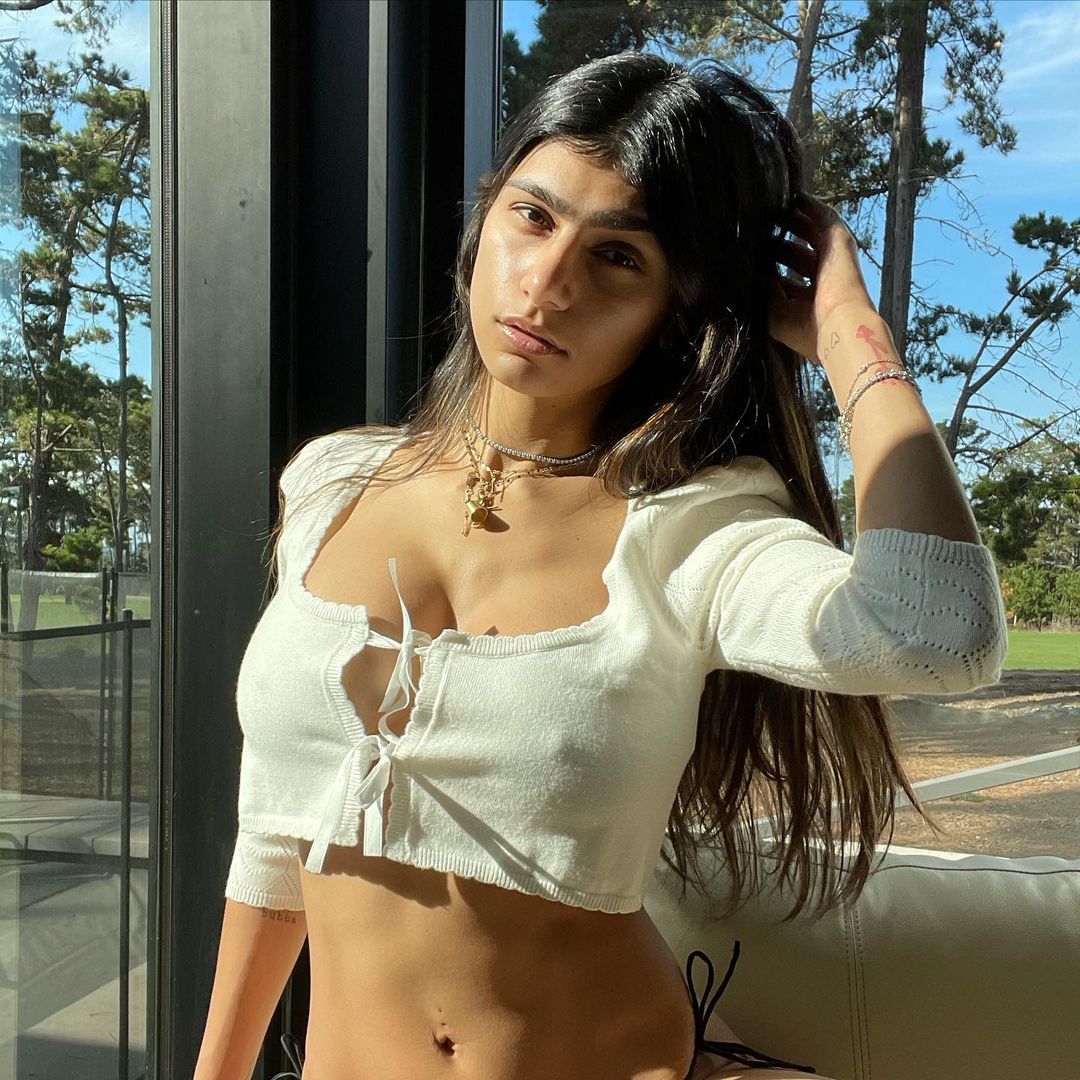 En top casi transparente, Mia Khalifa posó al sol sin ropa interior | Radio  Mitre