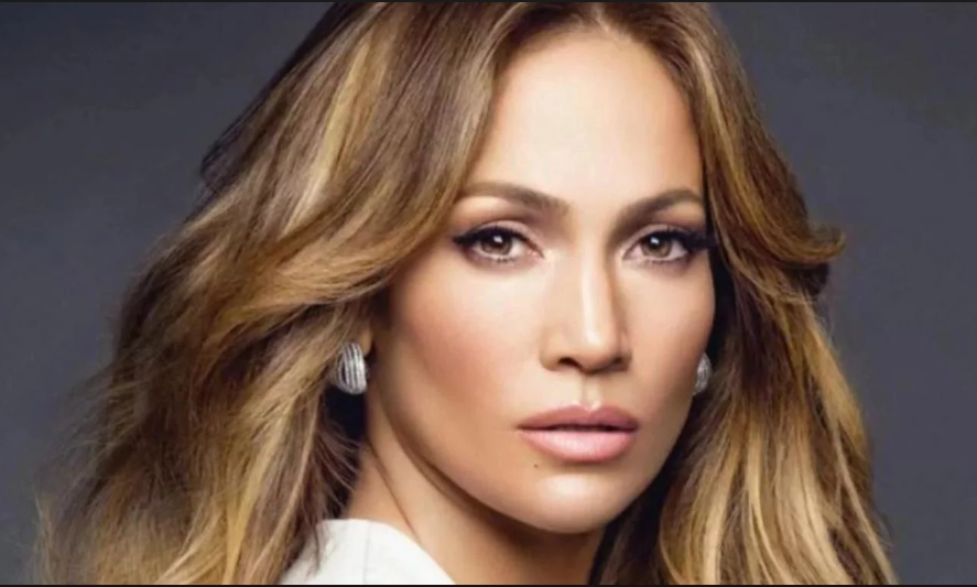 Jennifer Lopez un despampanante look dorado a puro brillo y glamour