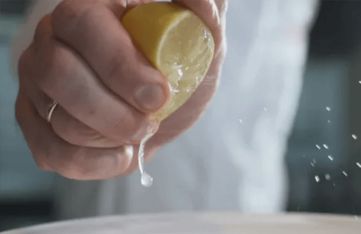 El truco para exprimir un limón (y muy fácil) sin tener que cortarlo