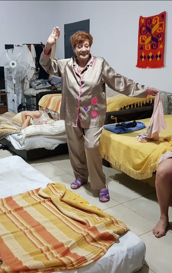 Embutido Fielmente Alojamiento Seis abuelas se juntaron para un pijama party y festejaron con tragos |  Cienradios