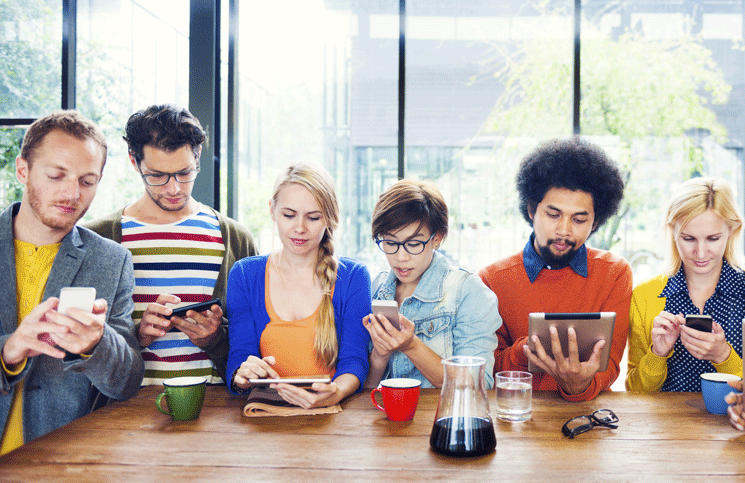 Las redes sociales y la competencia laboral es lo que más estresa a los millennials