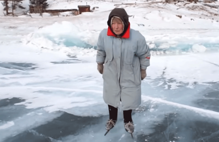 La abuela de 76 años que recorre un lago de hielo todos los días, en Rusia