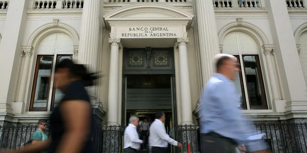 El Banco Central anunció nuevas medidas para controlar la salida de dólares